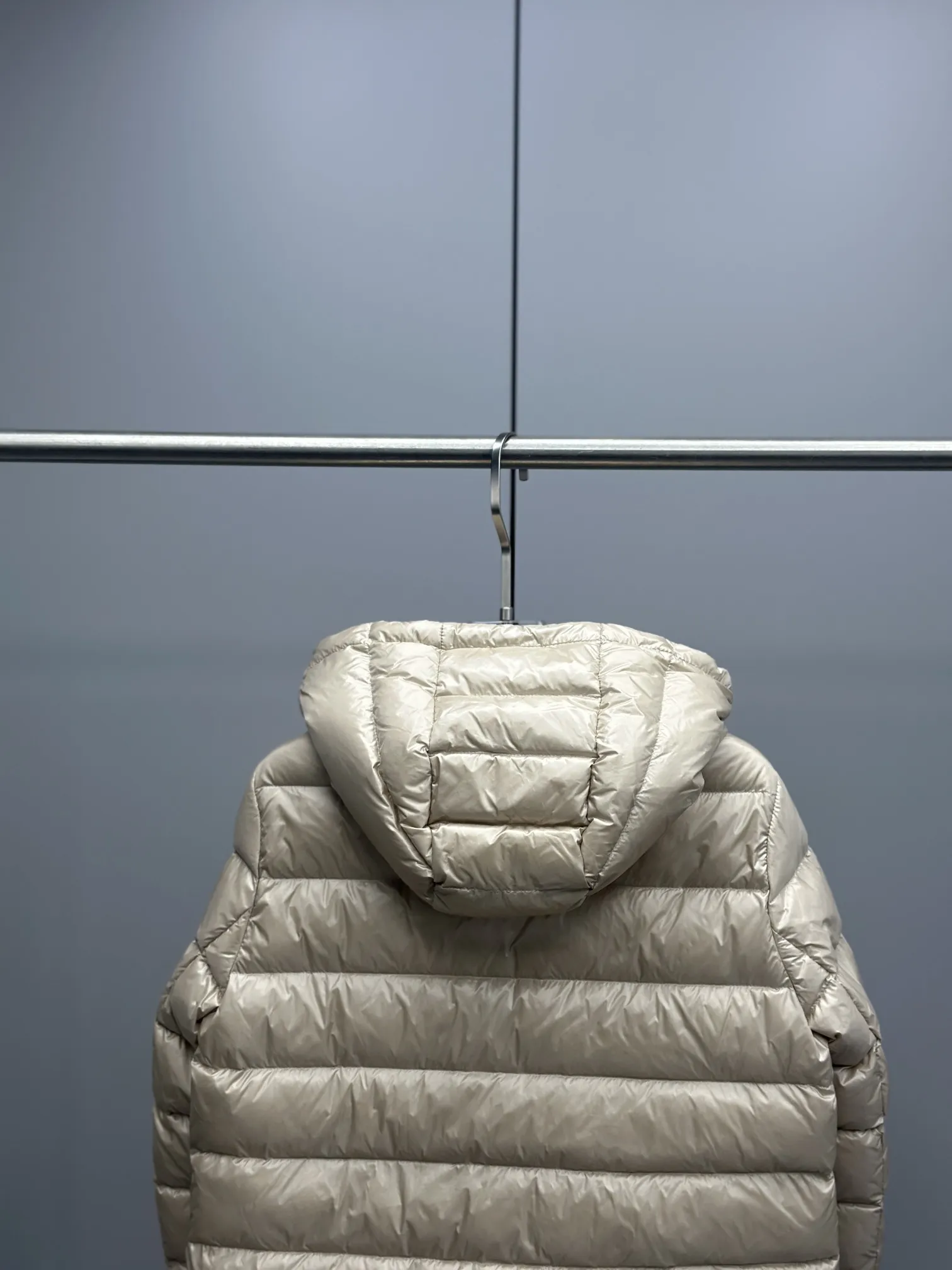 Moncler Argenno 女性軽量ベルト付きダウンコート シャンパン色 - 画像 (10)