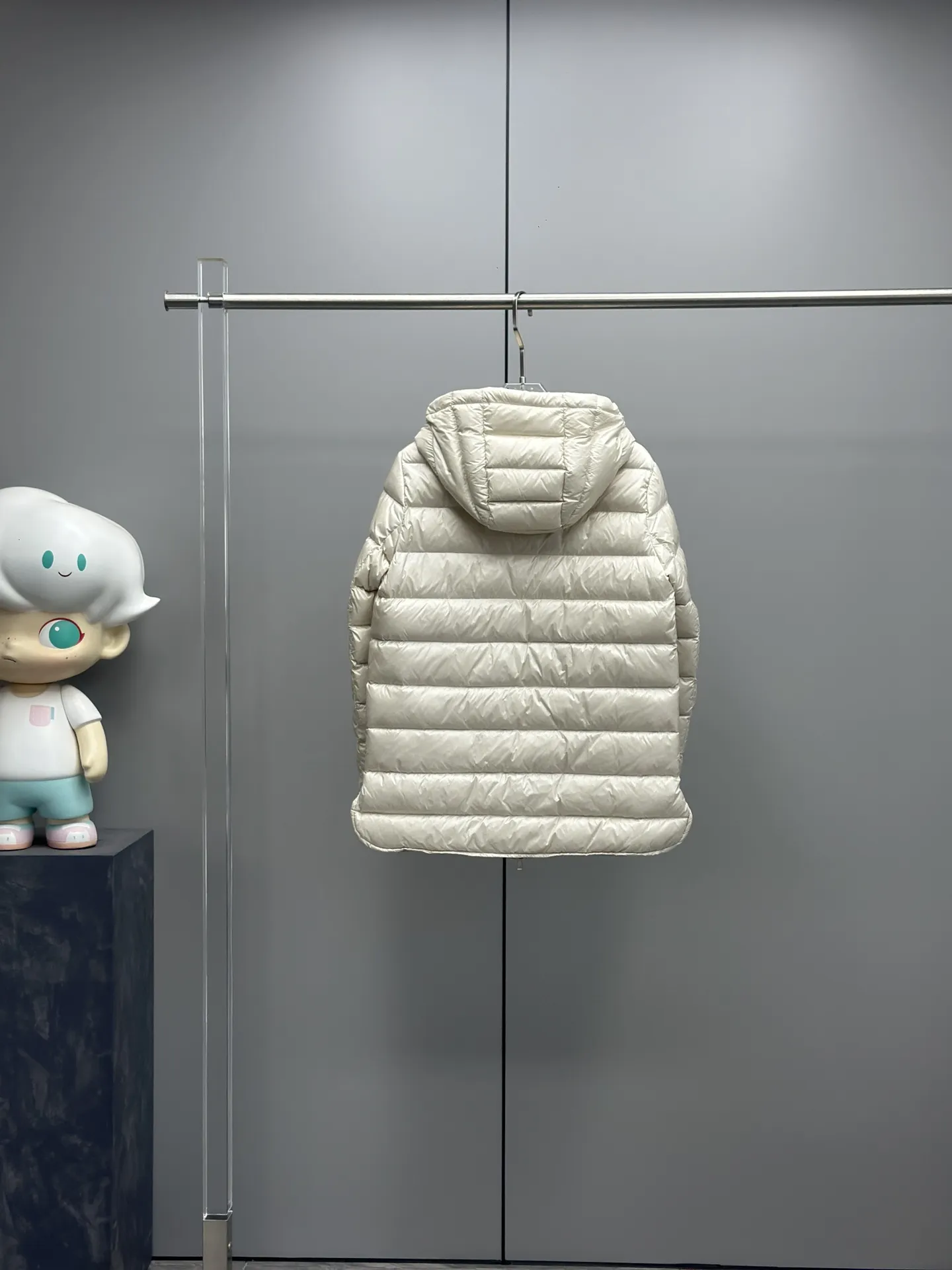 Moncler Argenno 女性軽量ベルト付きダウンコート シャンパン色 - 画像 (3)