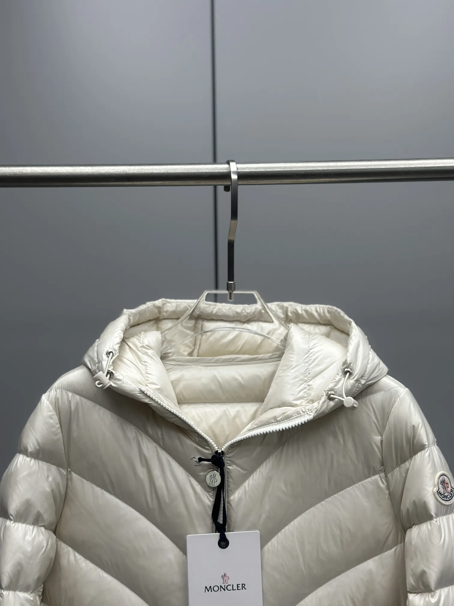 Moncler Argenno 女性軽量ベルト付きダウンコート シャンパン色 - 画像 (4)