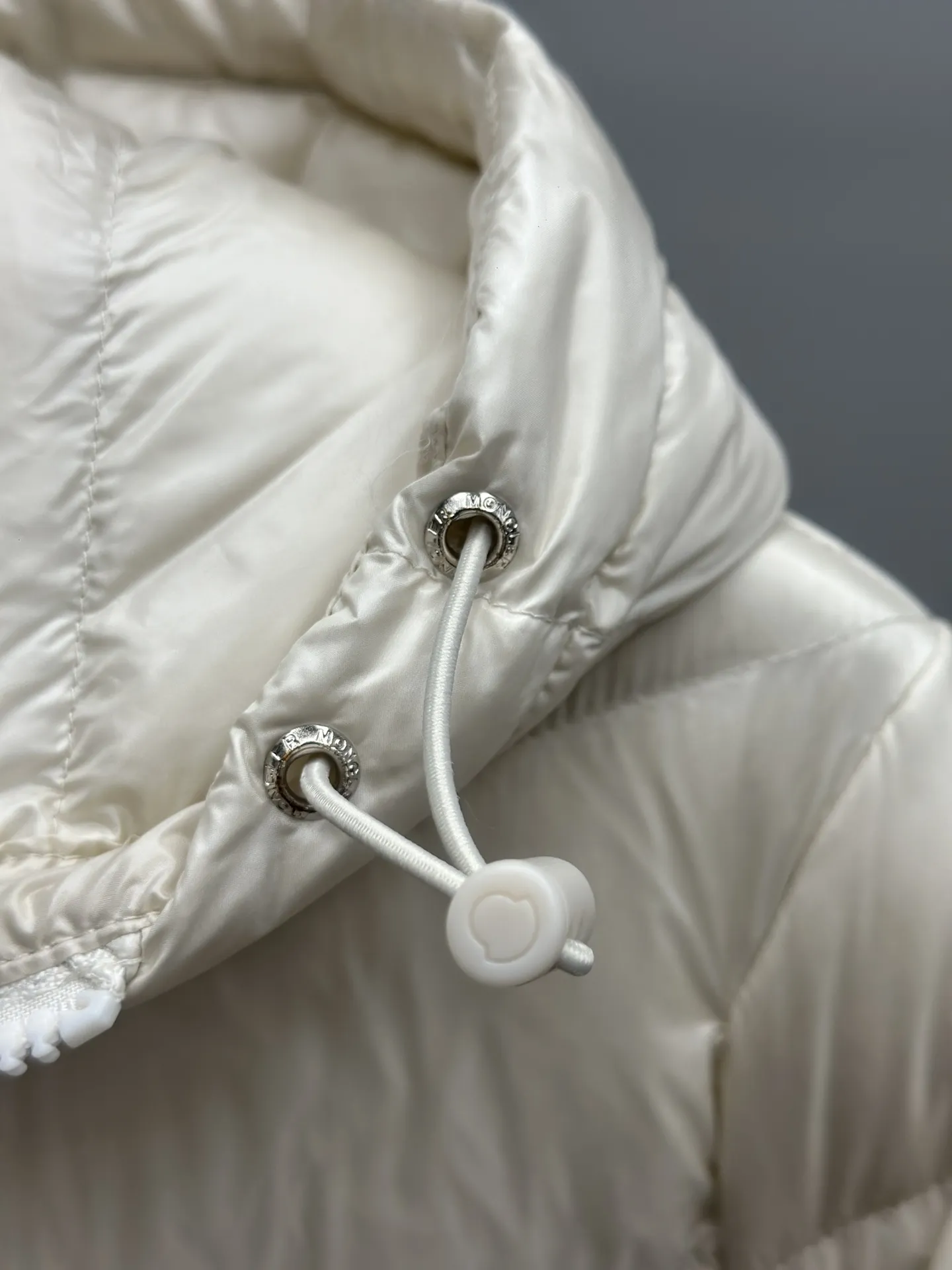 Moncler Argenno 女性軽量ベルト付きダウンコート シャンパン色 - 画像 (6)