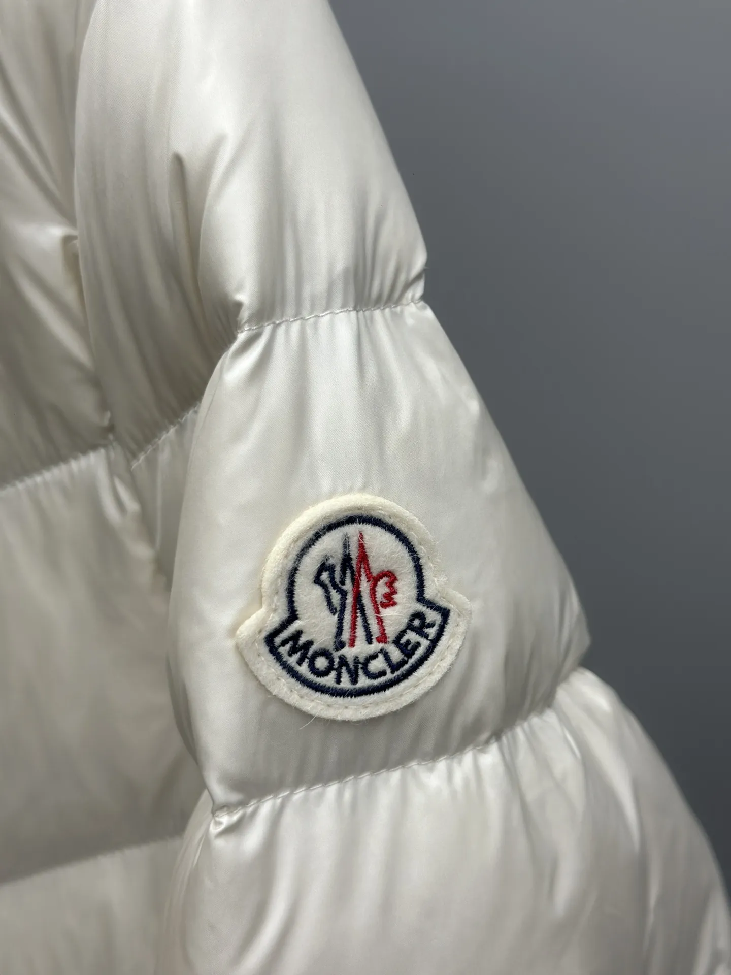 Moncler Argenno 女性軽量ベルト付きダウンコート シャンパン色 - 画像 (7)