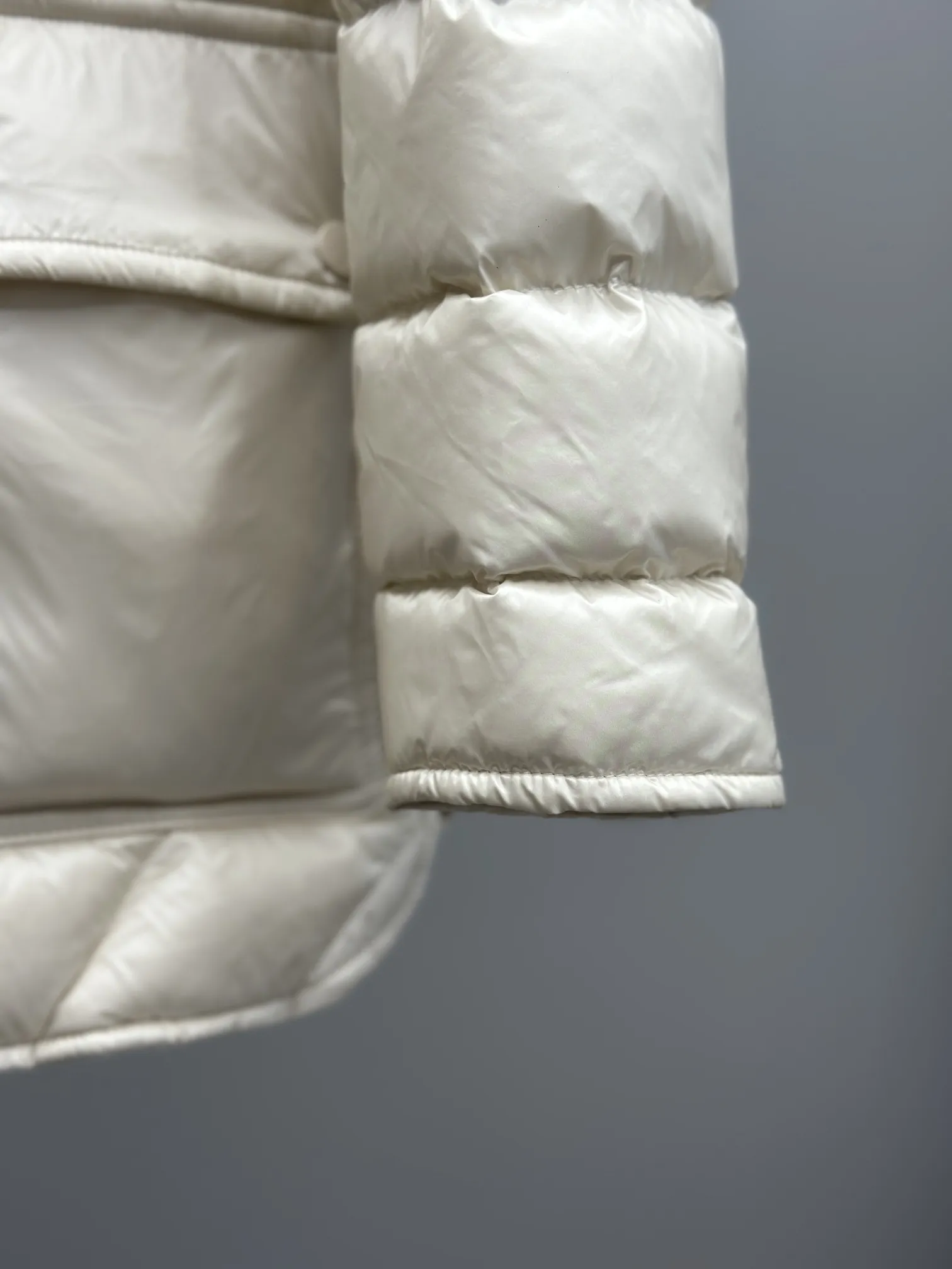 Moncler Argenno 女性軽量ベルト付きダウンコート シャンパン色 - 画像 (8)