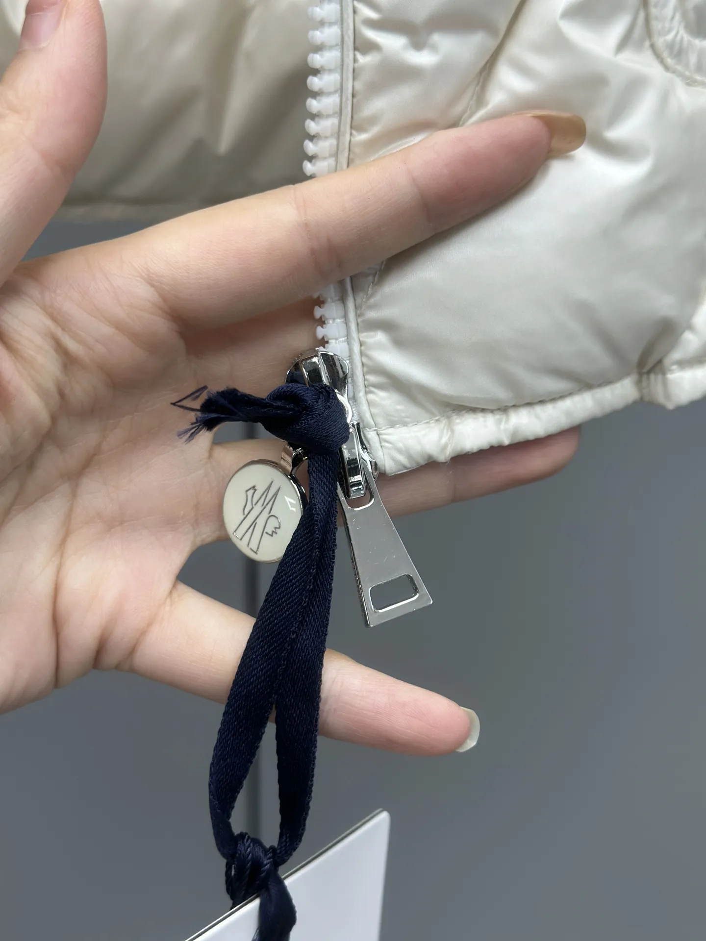 Moncler Argenno 女性軽量ベルト付きダウンコート シャンパン色 - 画像 (10)