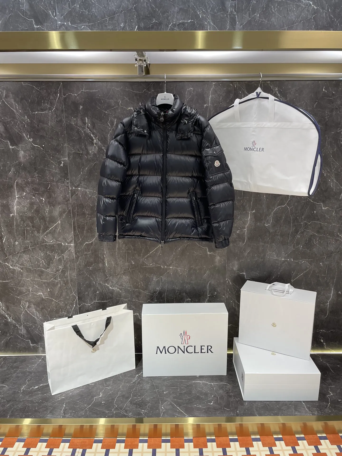 Moncler マヤ 黒 男女兼用ダウンジャケット