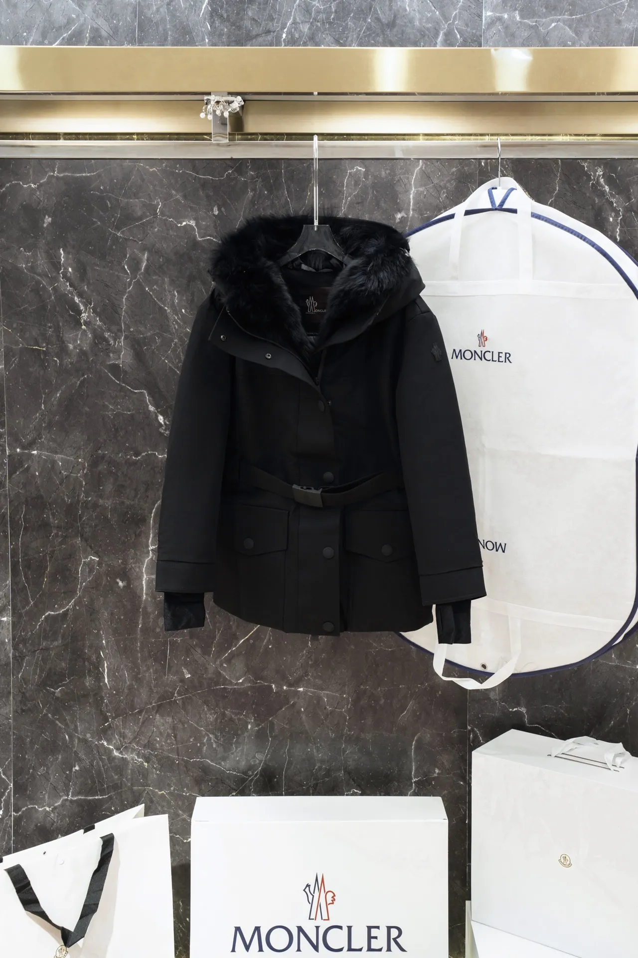 Moncler 女性用スキーウェア黒きつねの襟