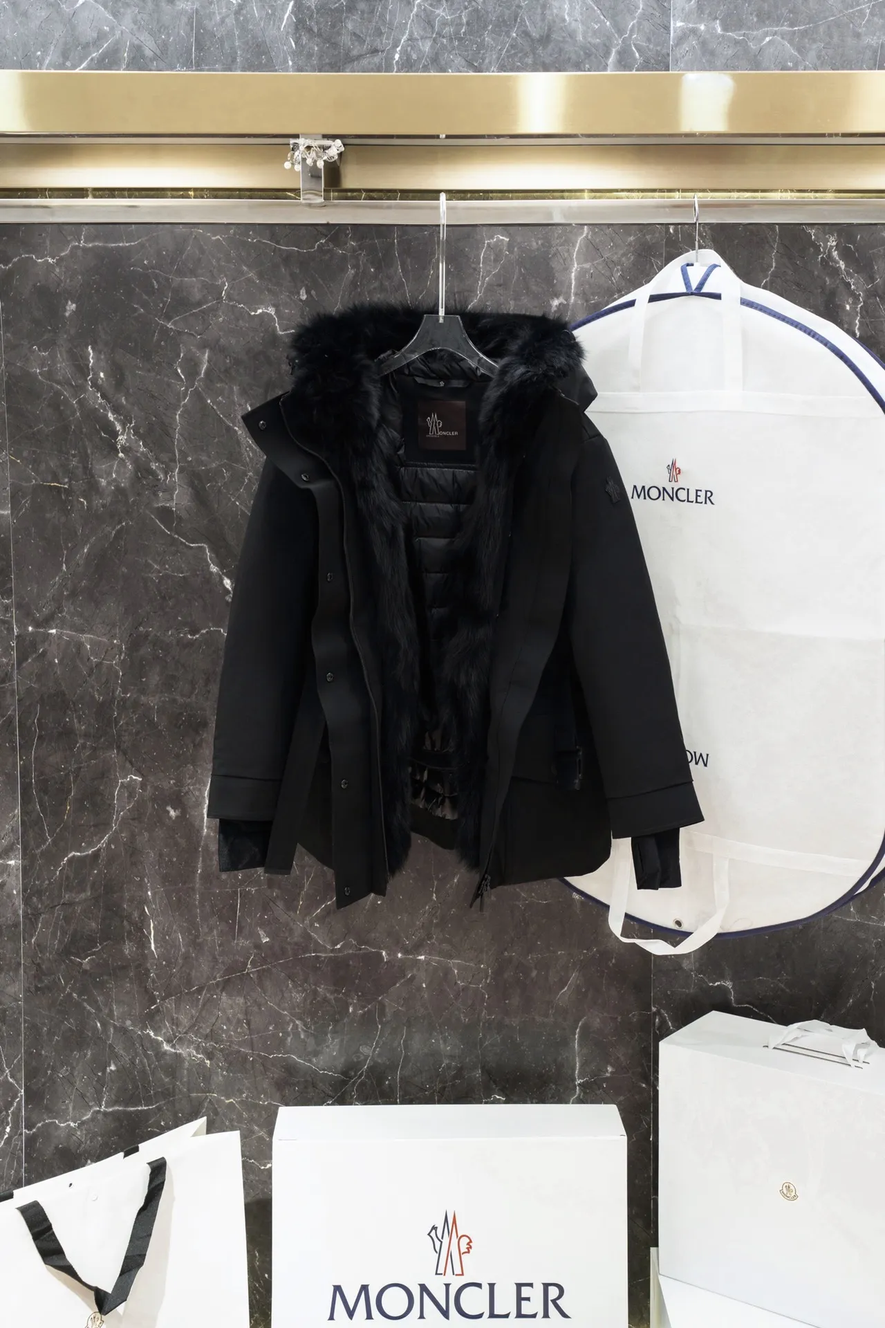 Moncler 女性用スキーウェア黒きつねの襟 - 画像 (3)