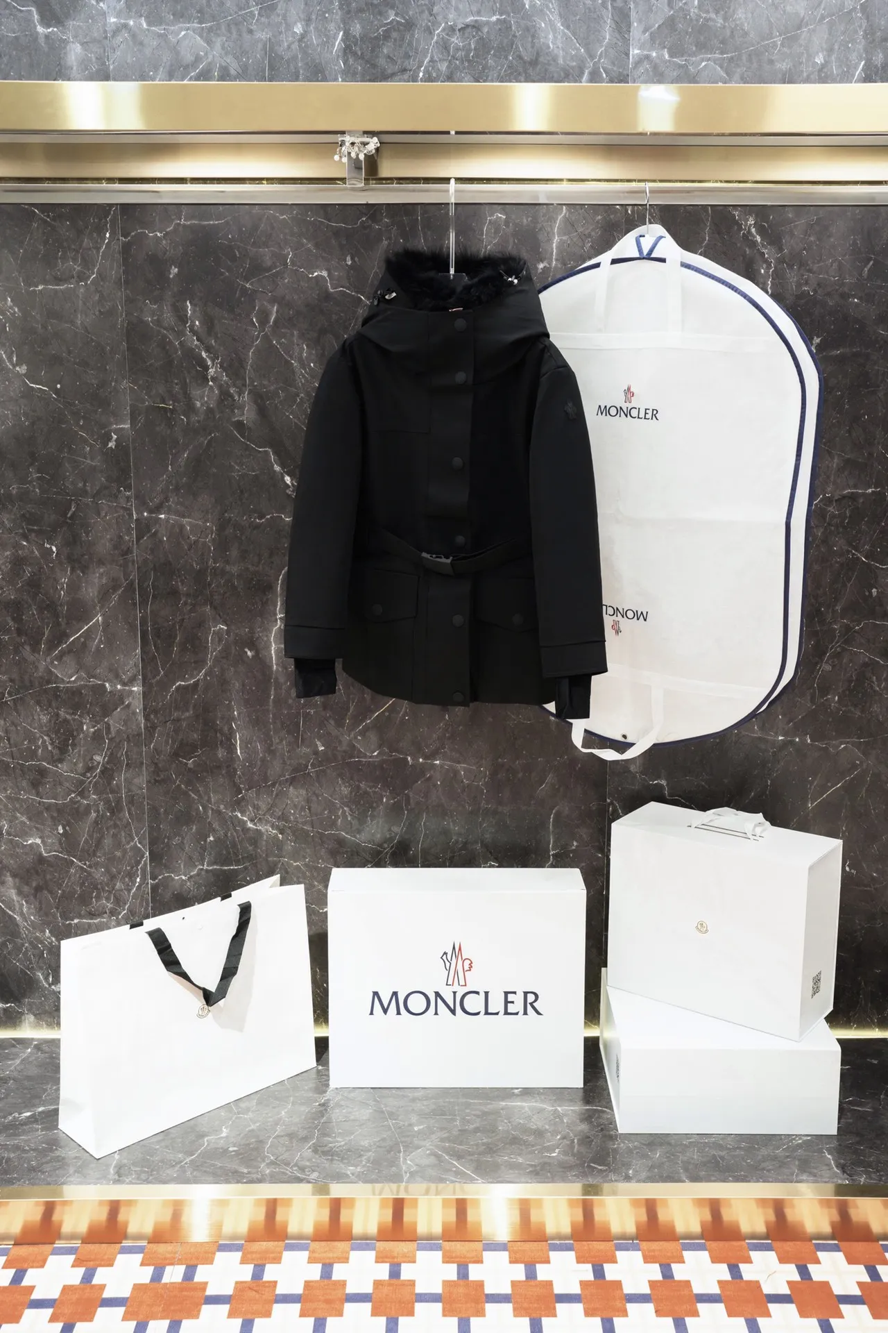 Moncler 女性用スキーウェア黒きつねの襟 - 画像 (4)