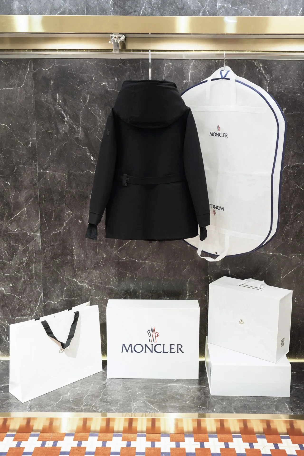 Moncler 女性用スキーウェア黒きつねの襟 - 画像 (5)