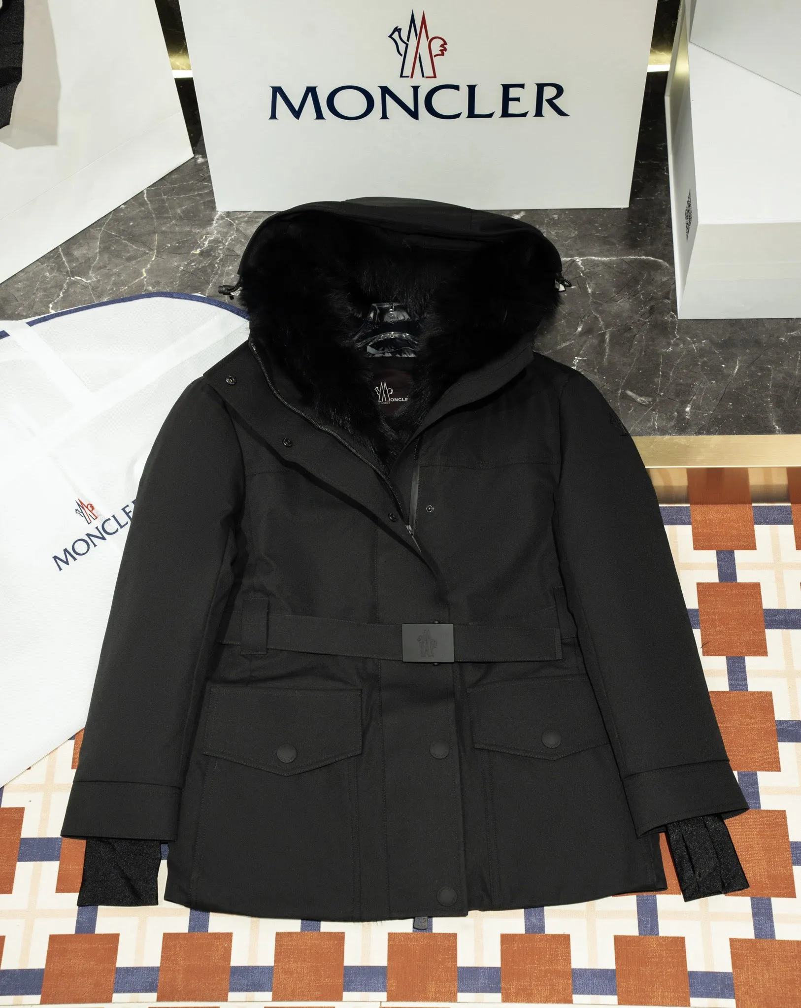 Moncler 女性用スキーウェア黒きつねの襟 - 画像 (6)