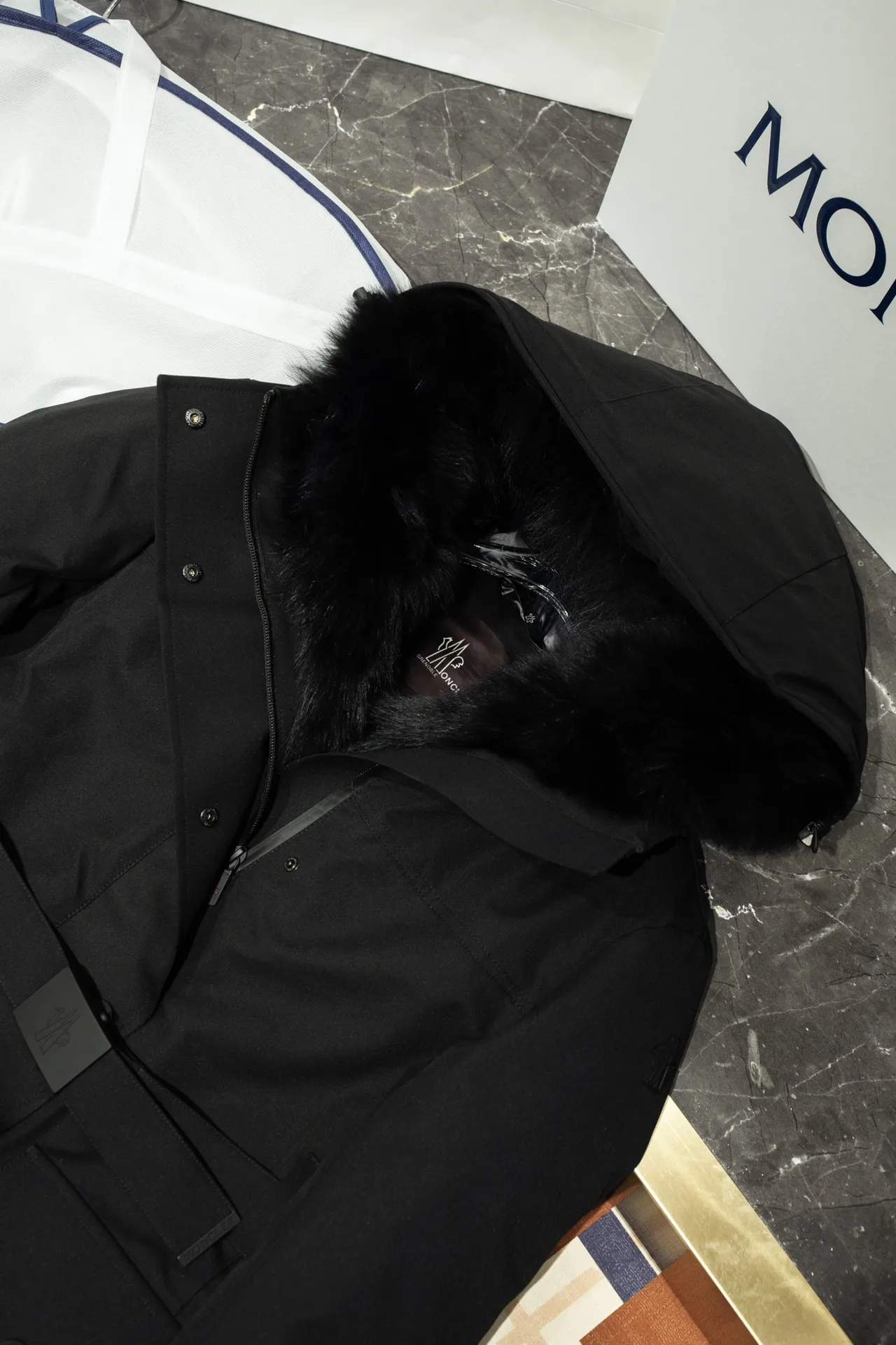 Moncler 女性用スキーウェア黒きつねの襟 - 画像 (7)