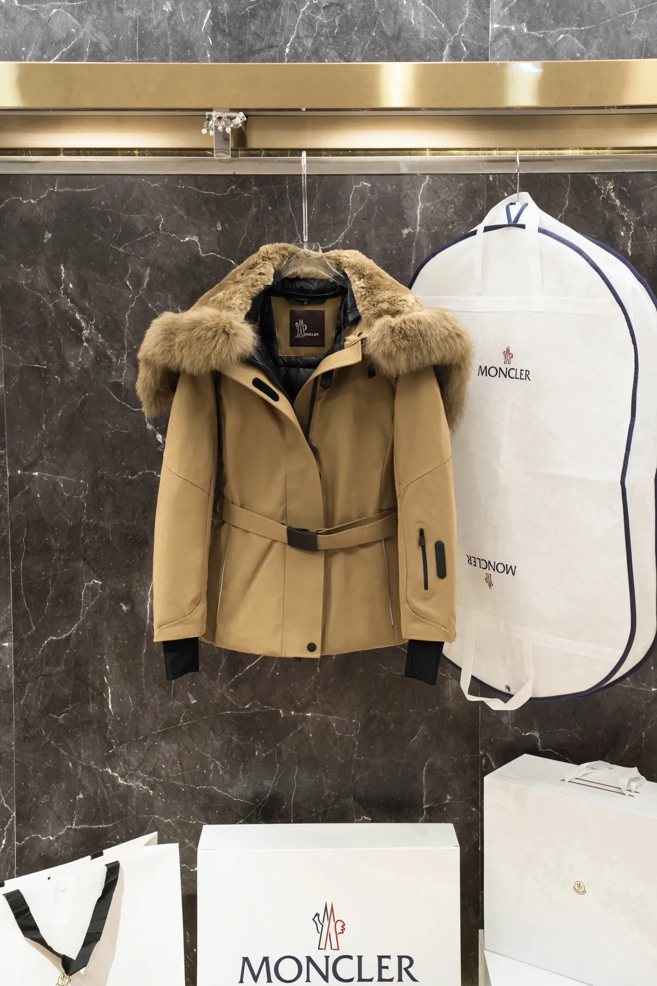 Moncler カーキ色 スタイルダウンジャケット