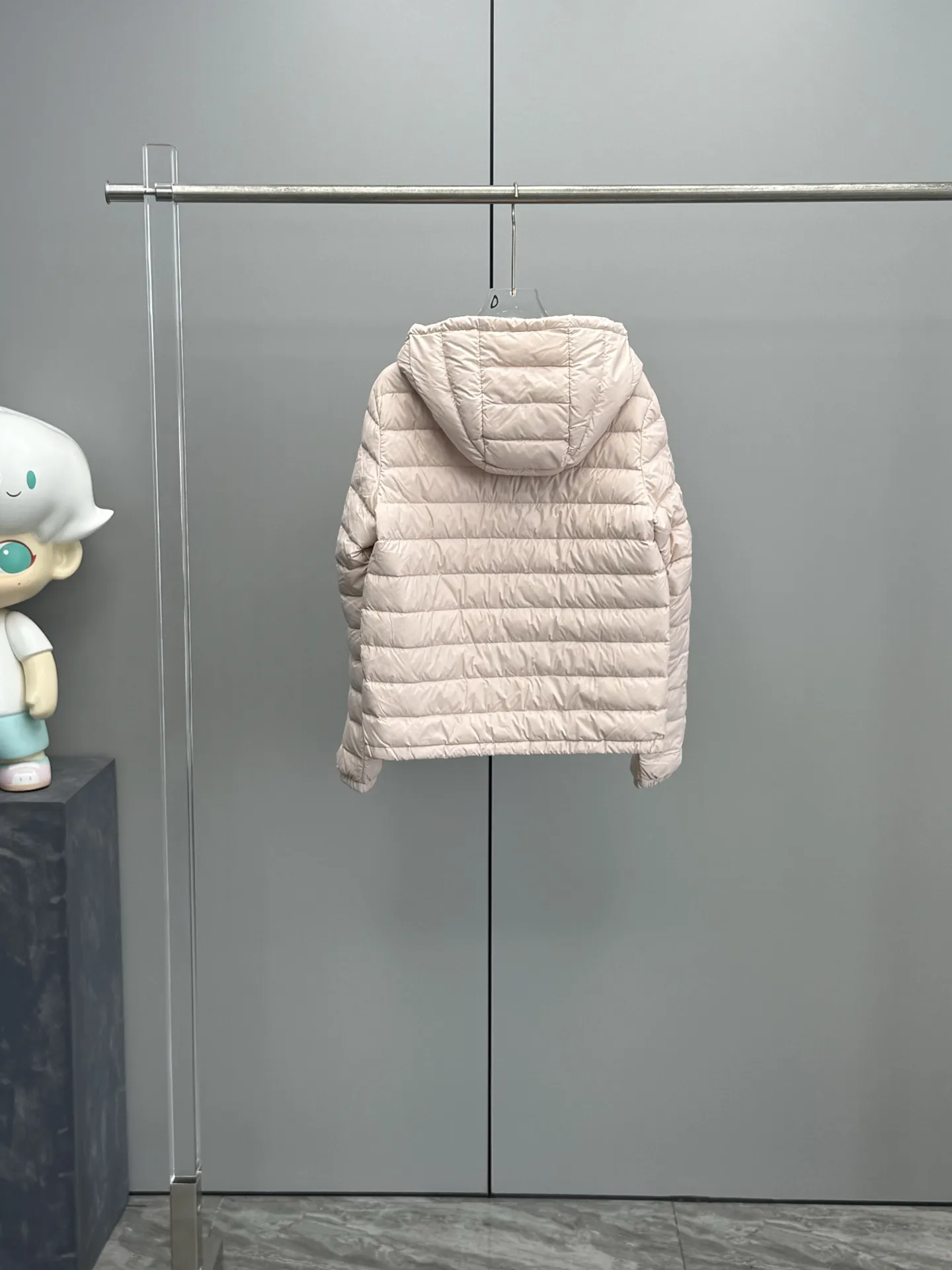MONCLER 桜色 ショート丈連帽ダウンジャケット - 画像 (3)