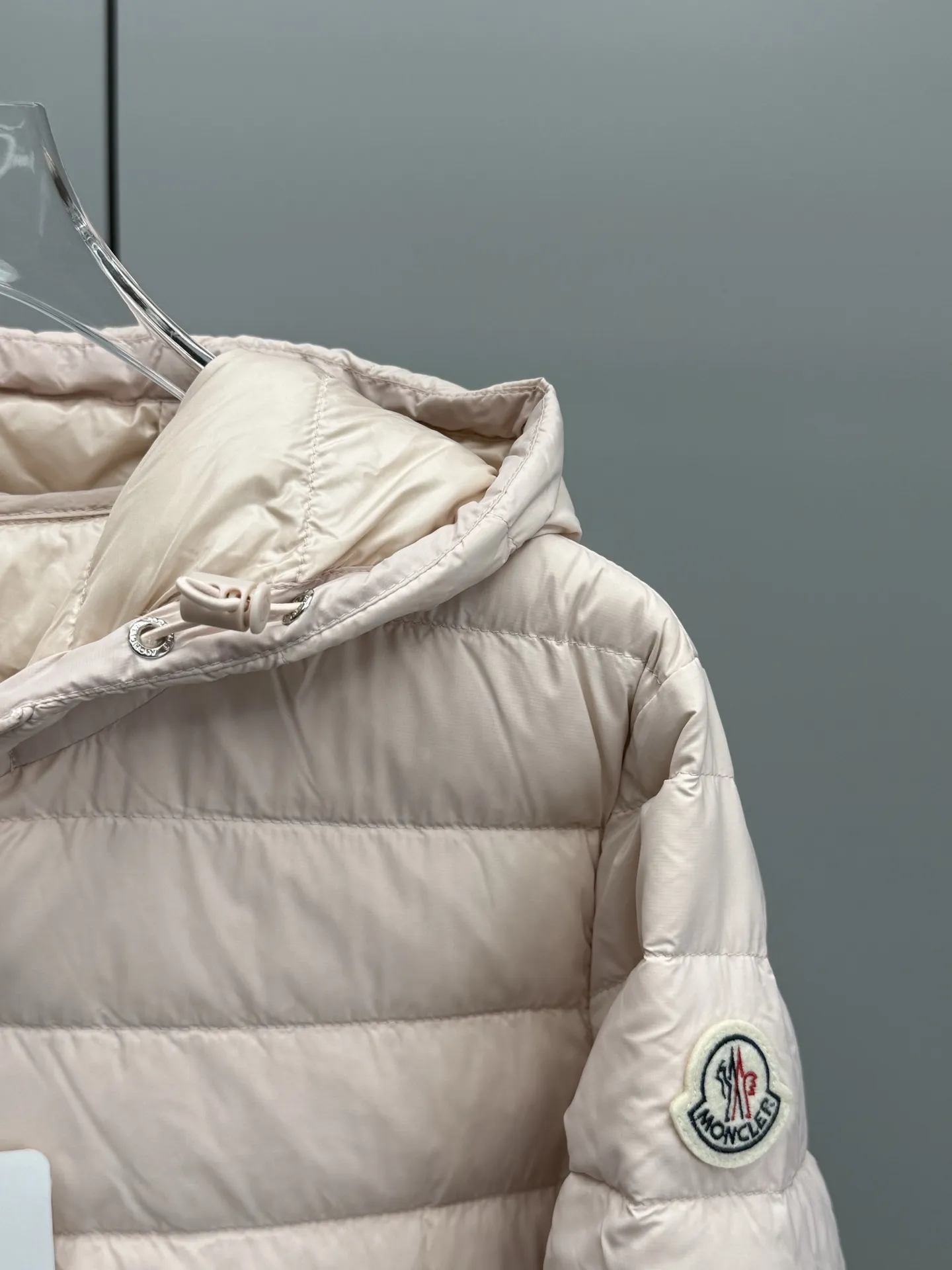 MONCLER 桜色 ショート丈連帽ダウンジャケット - 画像 (4)