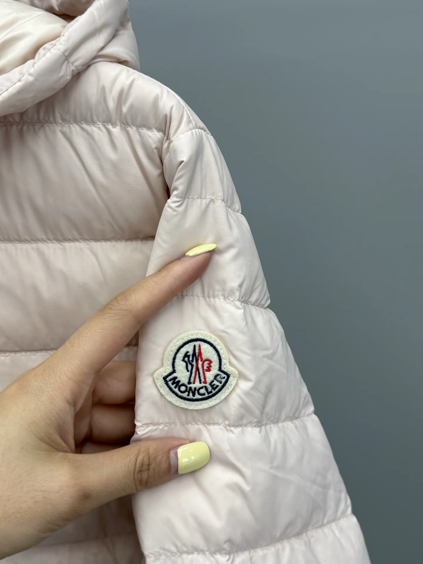 MONCLER 桜色 ショート丈連帽ダウンジャケット - 画像 (5)