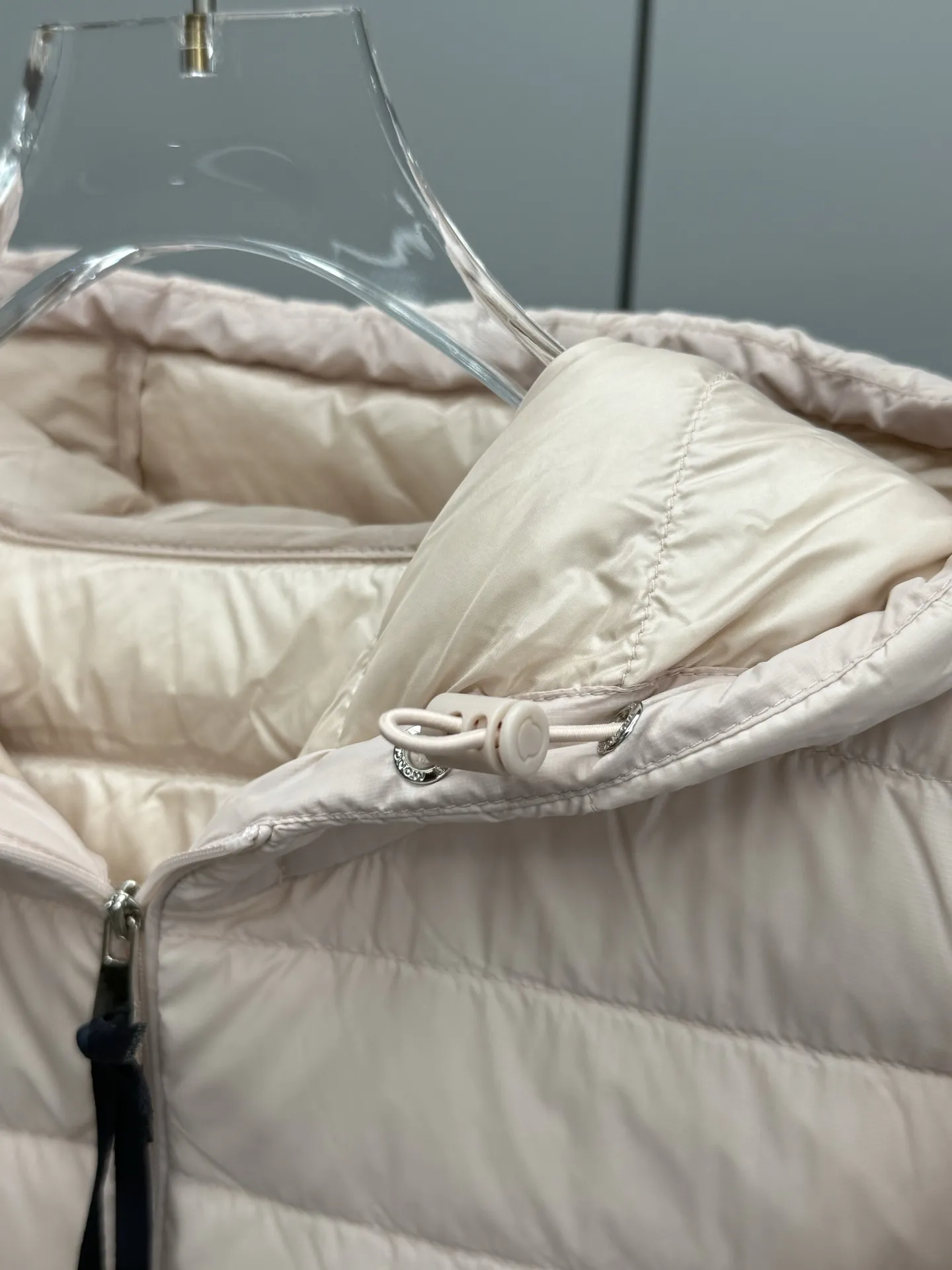 MONCLER 桜色 ショート丈連帽ダウンジャケット - 画像 (7)