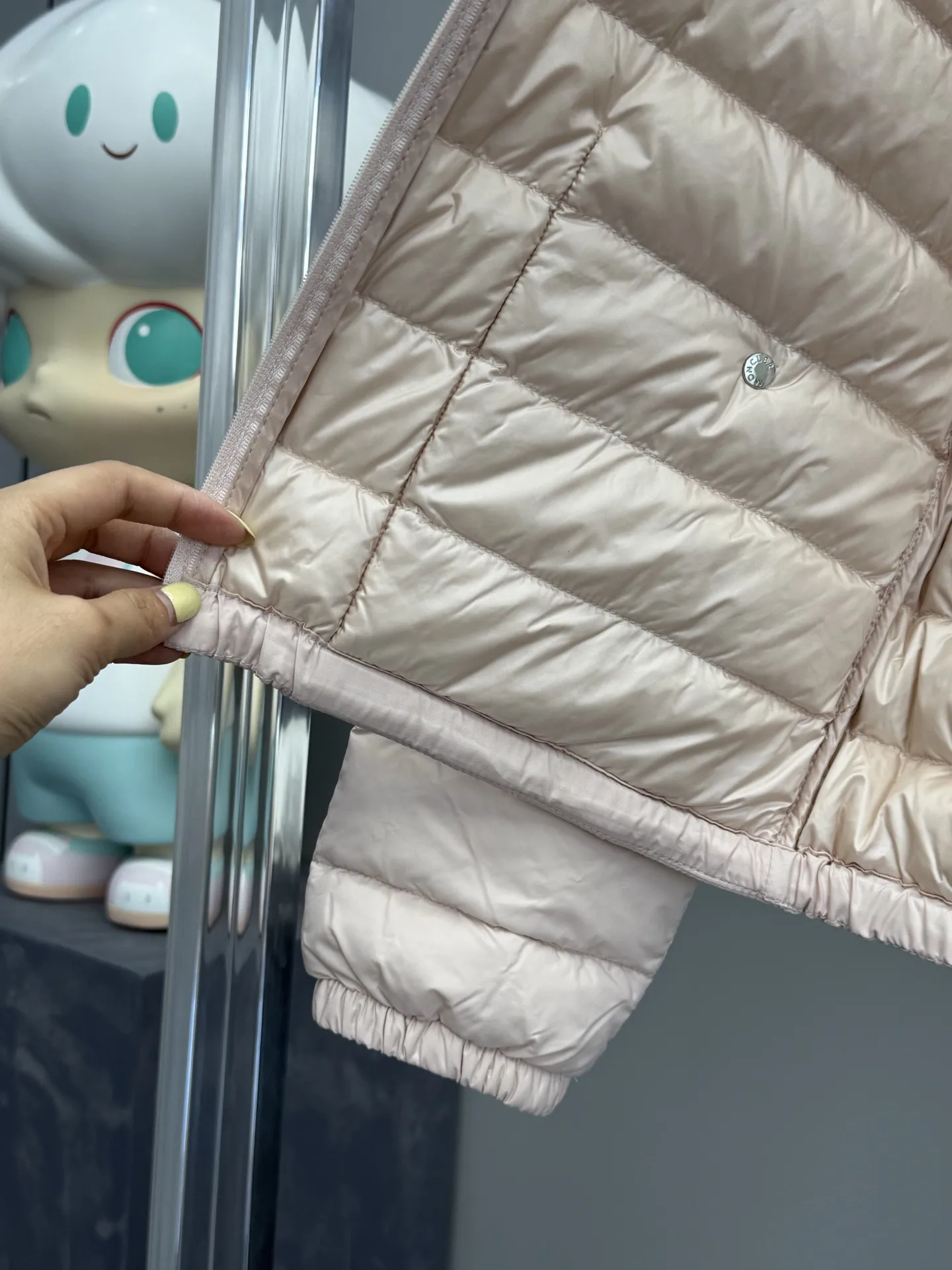 MONCLER 桜色 ショート丈連帽ダウンジャケット - 画像 (8)