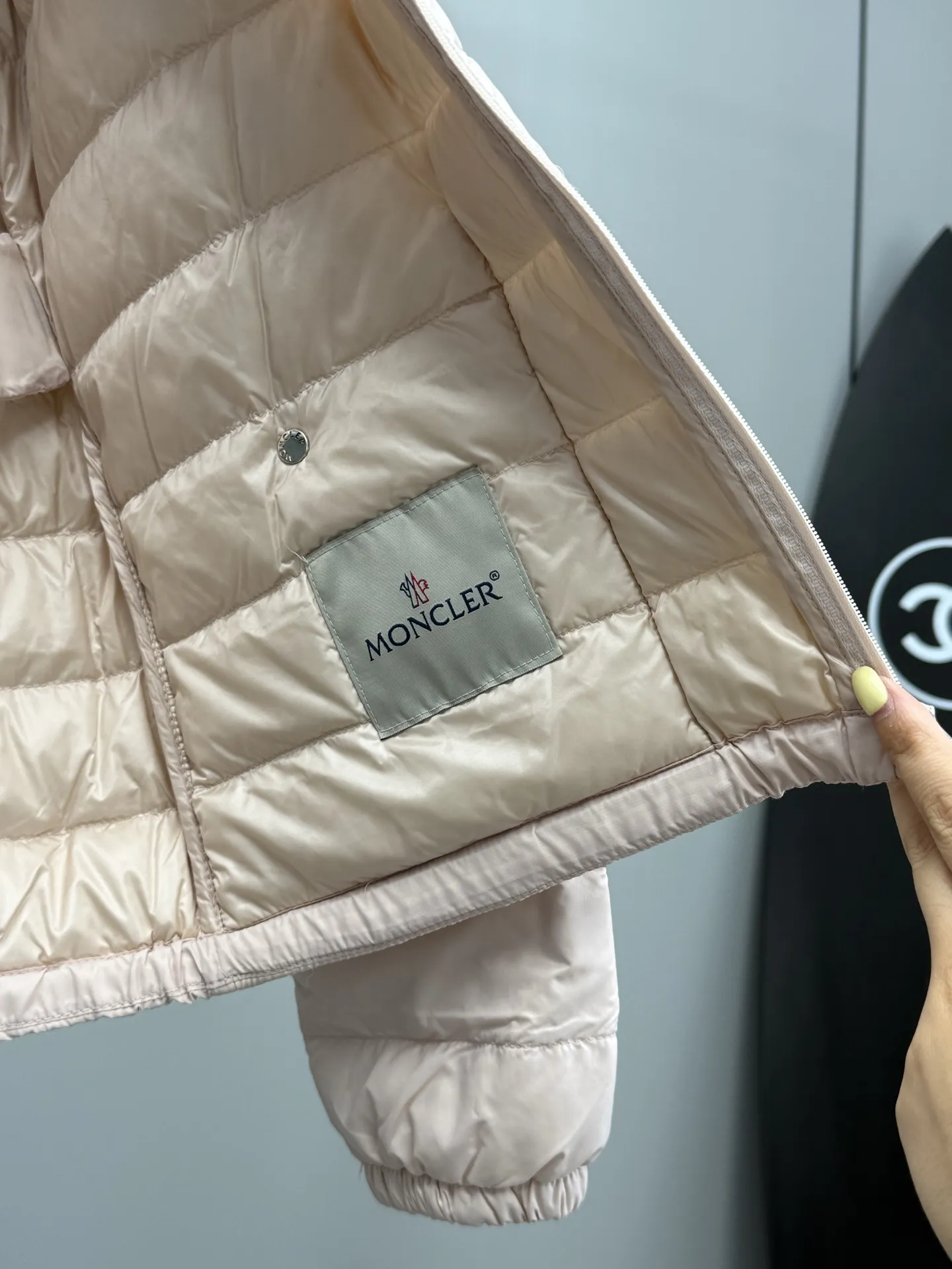 MONCLER 桜色 ショート丈連帽ダウンジャケット - 画像 (9)