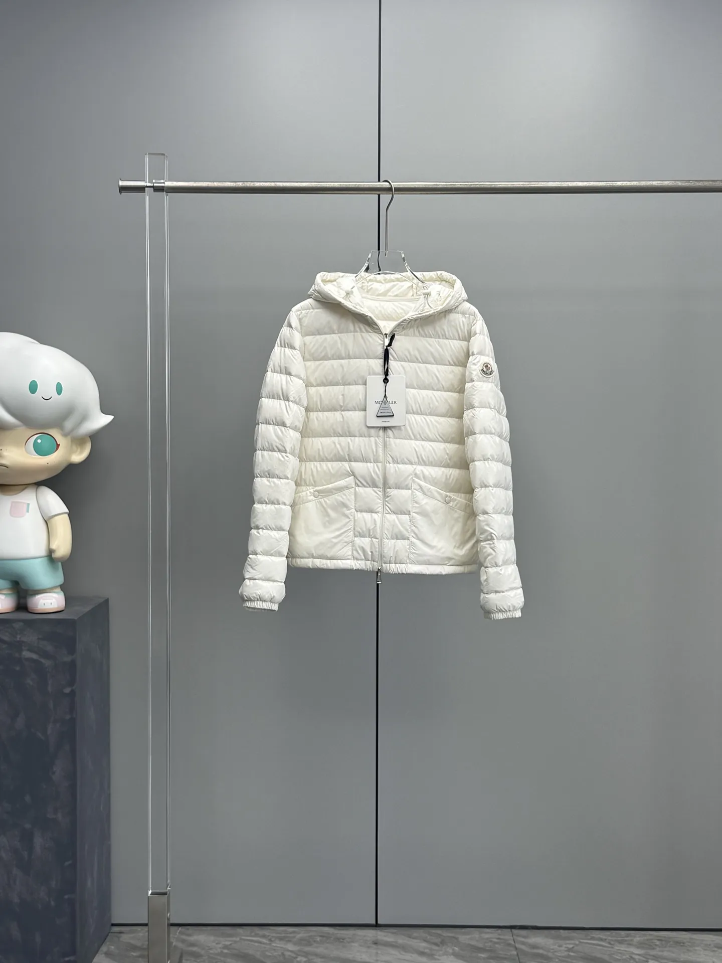 MONCLER  白色 ショート丈連帽ダウンジャケット
