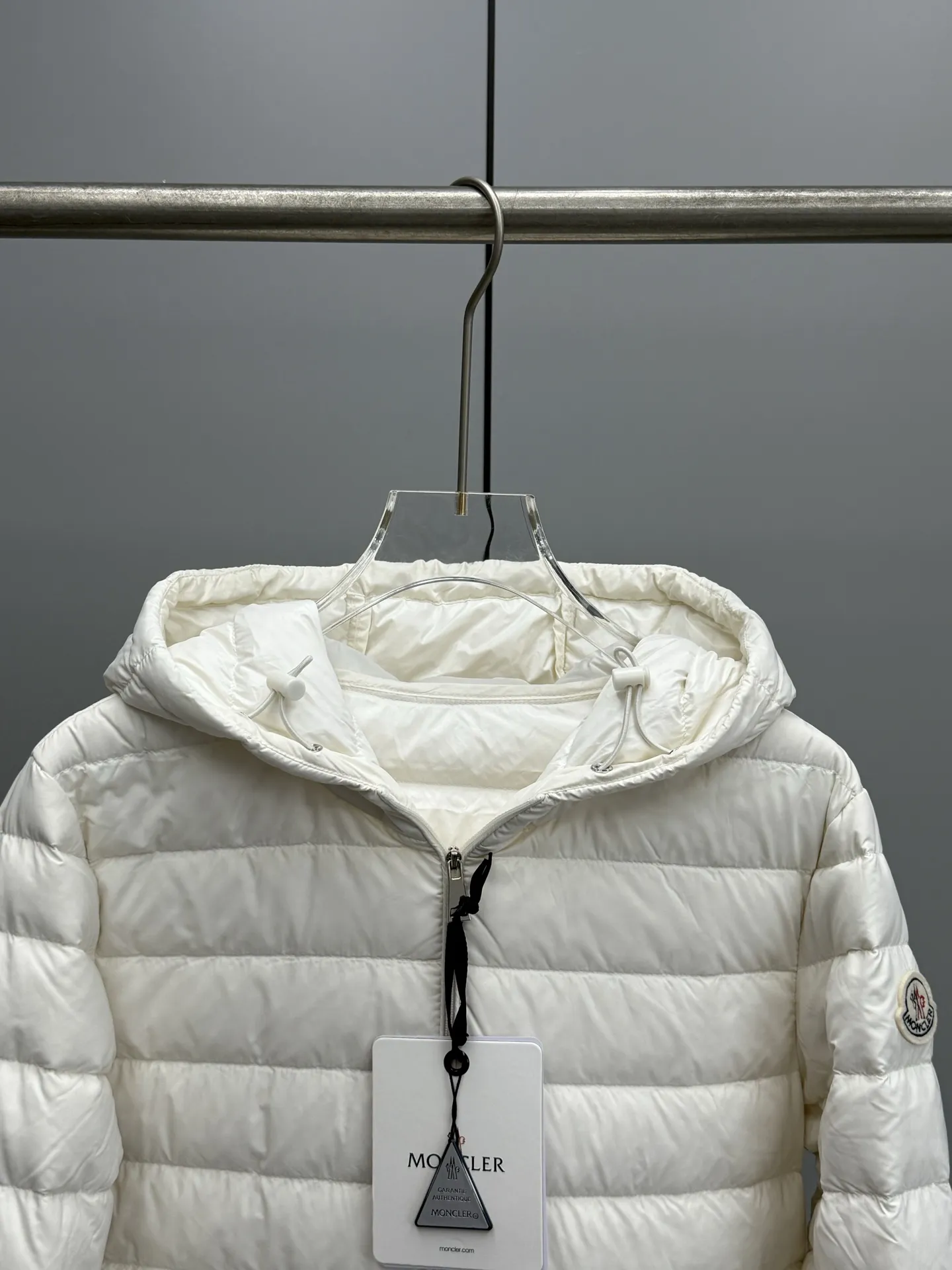 MONCLER 白色 ショート丈連帽ダウンジャケット - 画像 (4)