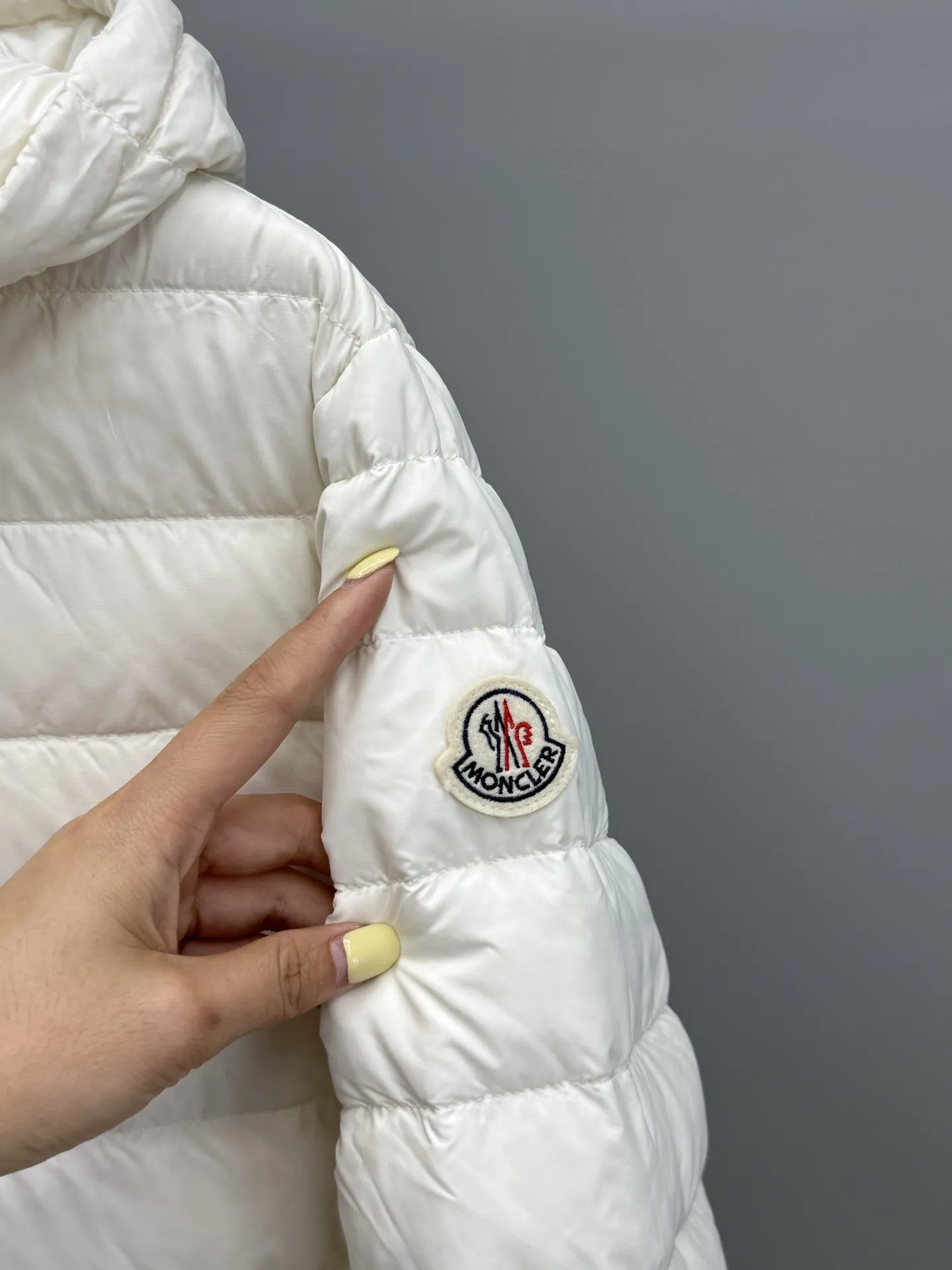 MONCLER 白色 ショート丈連帽ダウンジャケット - 画像 (6)