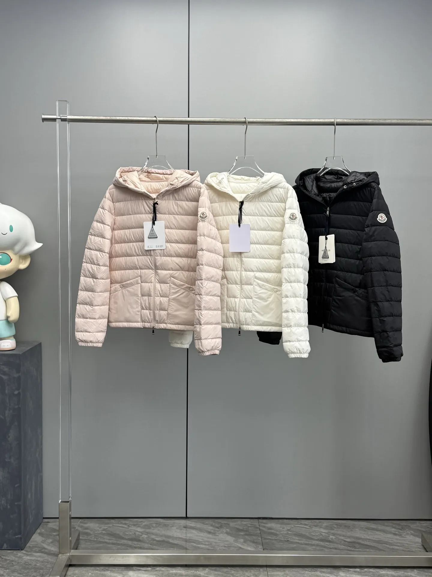 MONCLER R 桜色短丈フードダウンコート