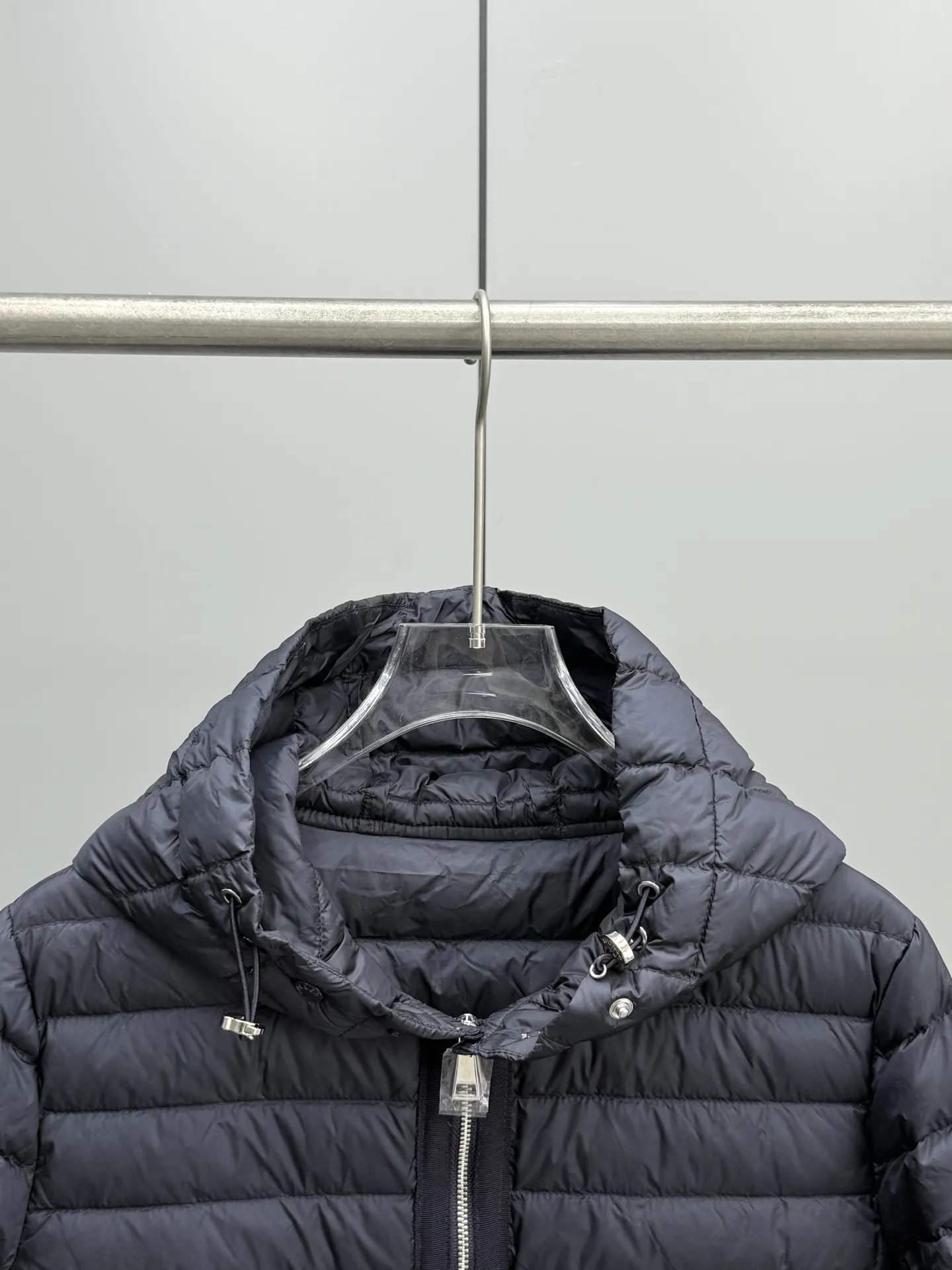 Moncler Raie 女性用黒色軽量ダウンジャケット - 画像 (4)