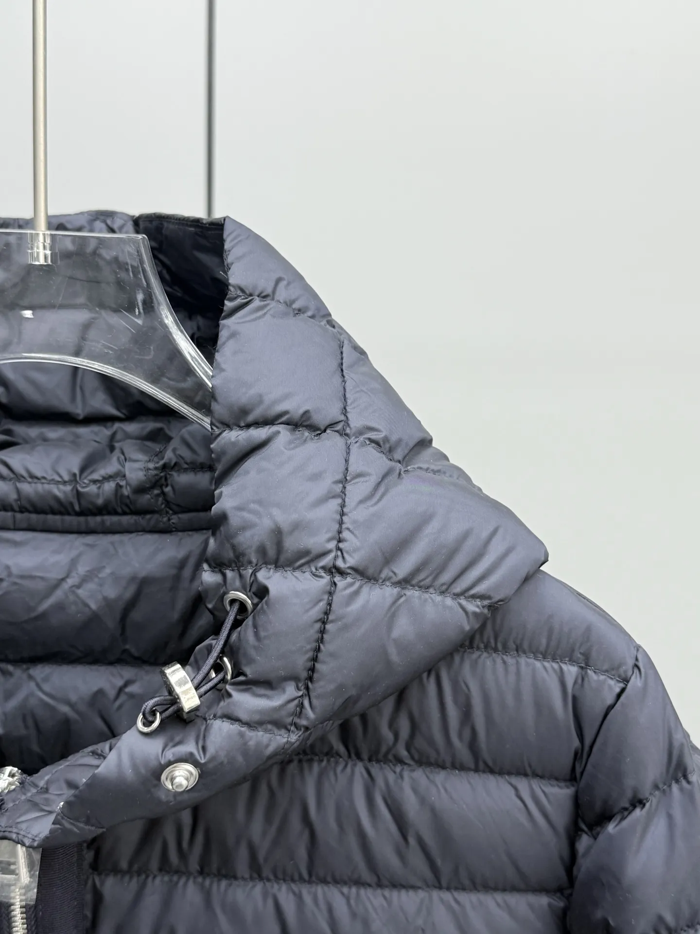 Moncler Raie 女性用黒色軽量ダウンジャケット - 画像 (5)