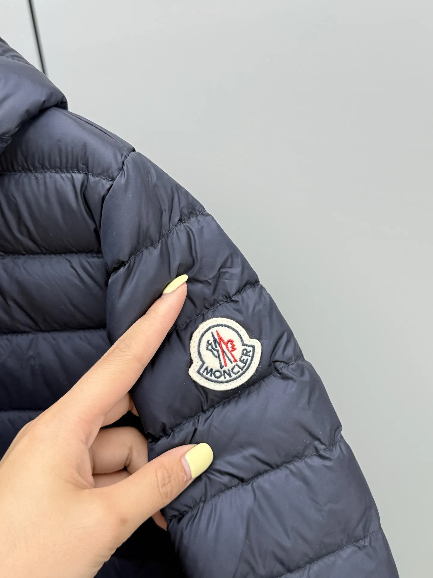 Moncler Raie 女性用黒色軽量ダウンジャケット - 画像 (6)