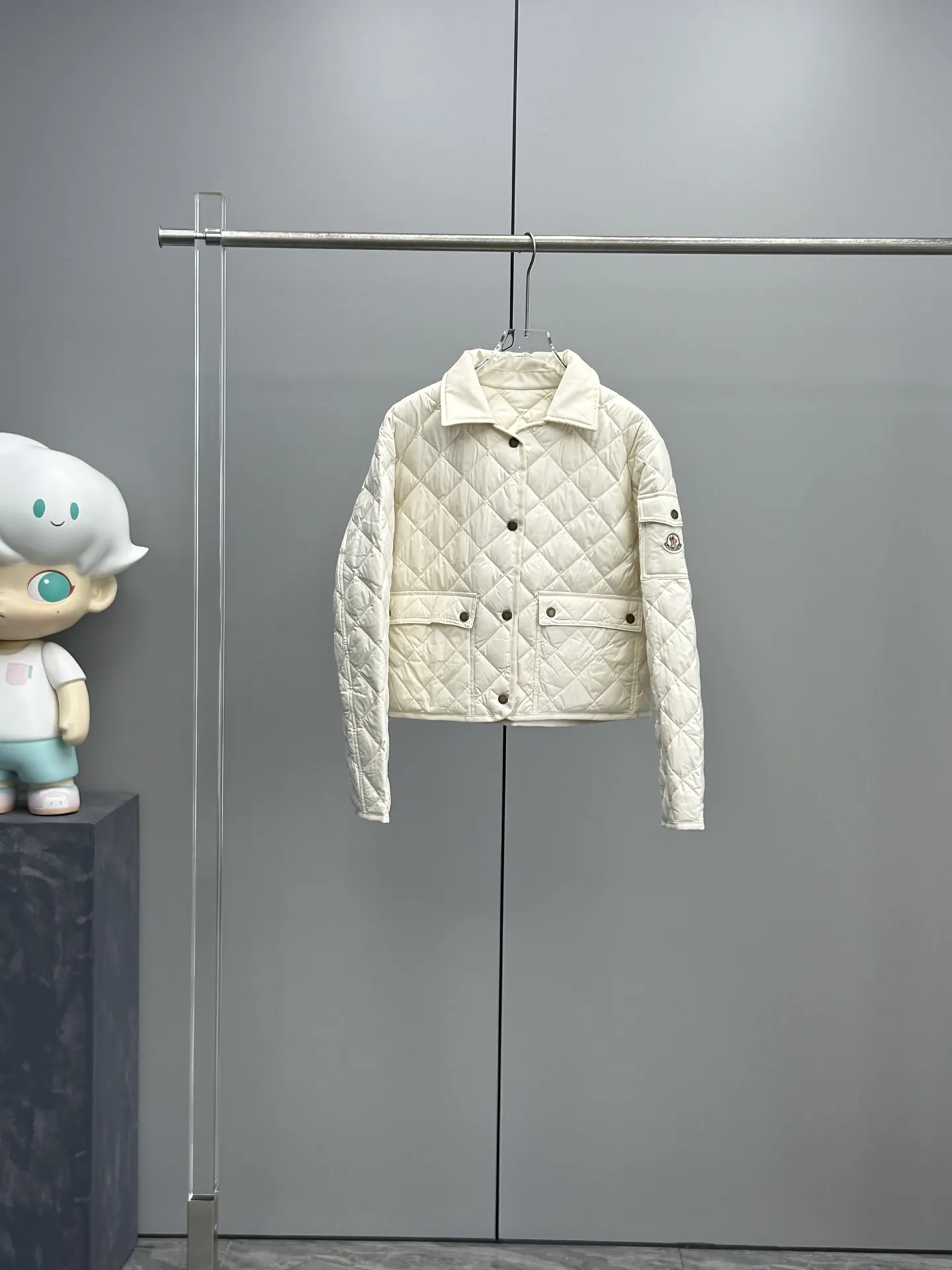 Moncler ひし形キルティングダウンジャケットベージュ