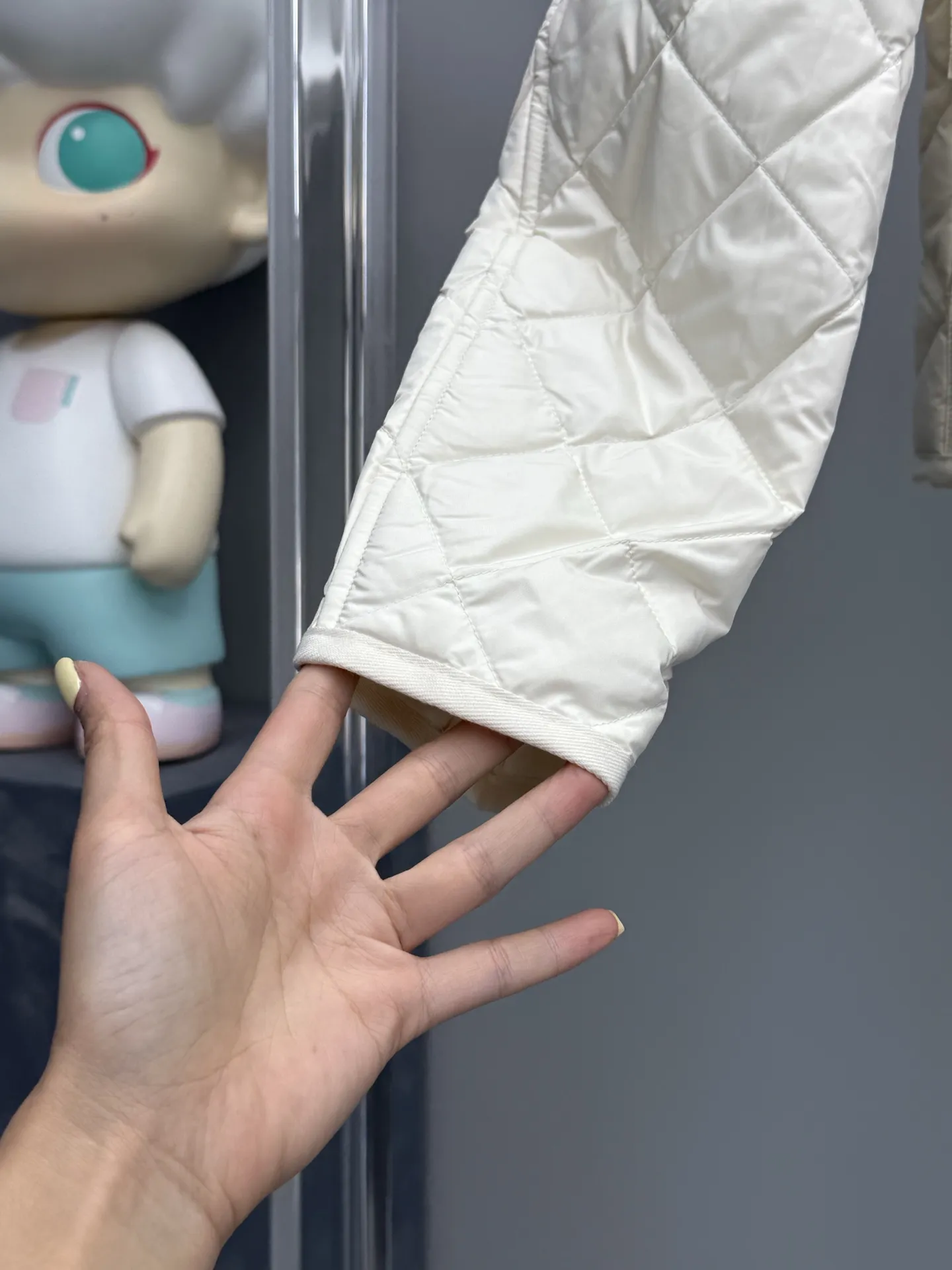 Moncler ひし形キルティングダウンジャケットベージュ - 画像 (6)