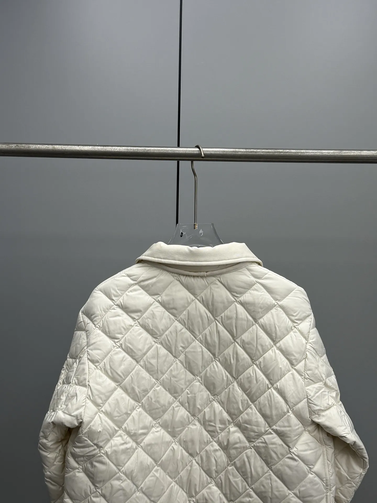 Moncler ひし形キルティングダウンジャケットベージュ - 画像 (9)