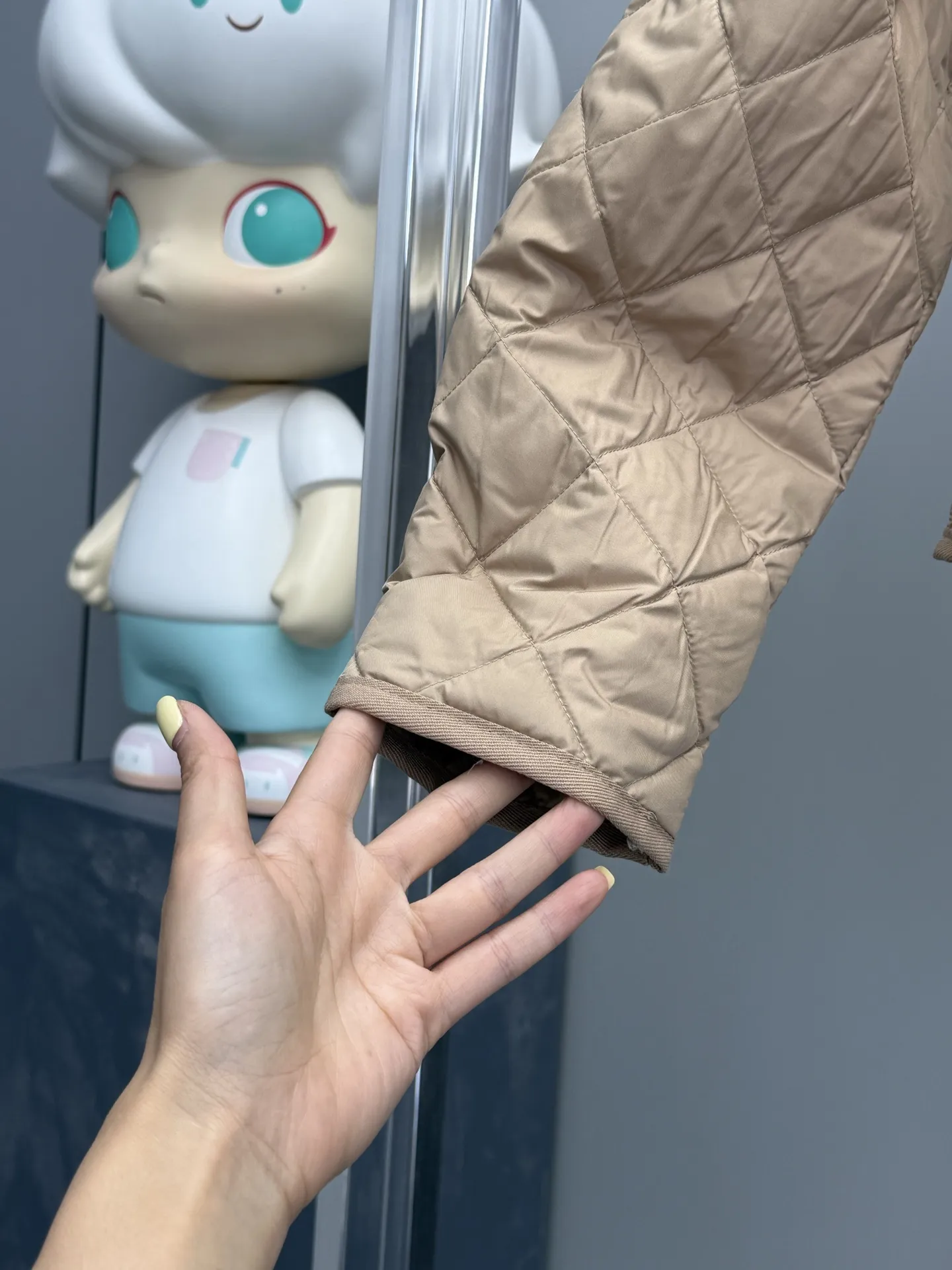 Moncler ダウンジャケット ベージュ 菱形キルティング - 画像 (4)