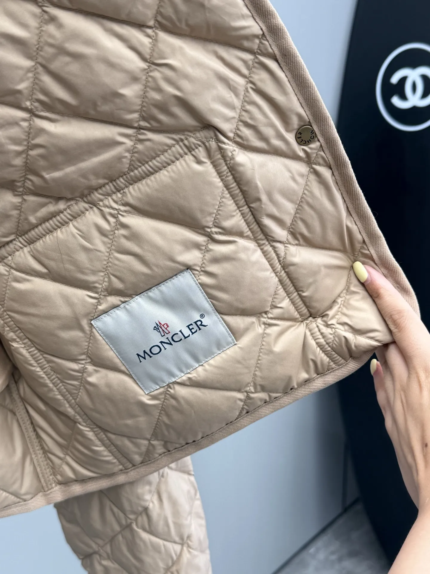 Moncler ダウンジャケット ベージュ 菱形キルティング - 画像 (8)