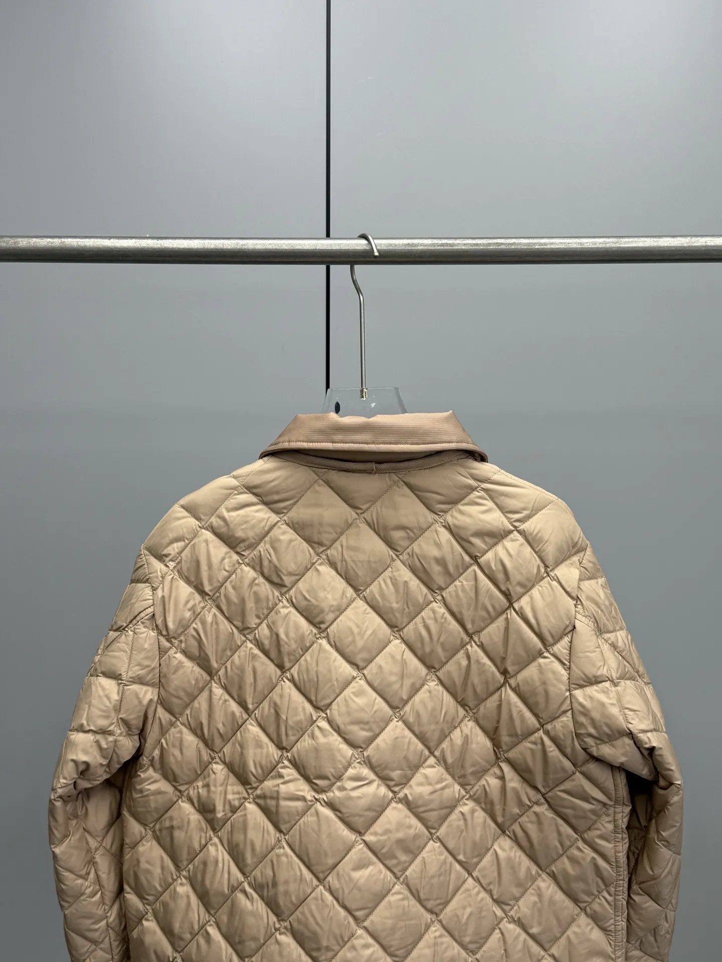 Moncler ダウンジャケット ベージュ 菱形キルティング - 画像 (9)