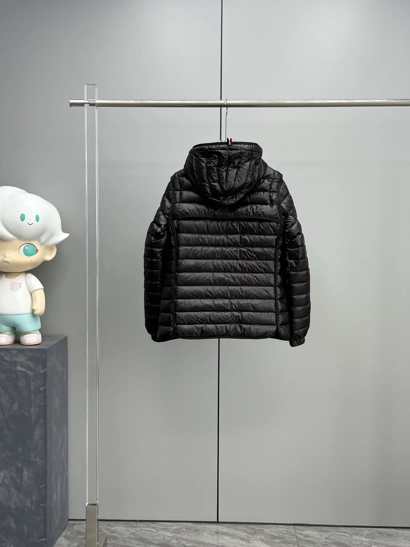 モンクレール カルラ ダウンジャケット ブラック フード付き - 画像 (3)