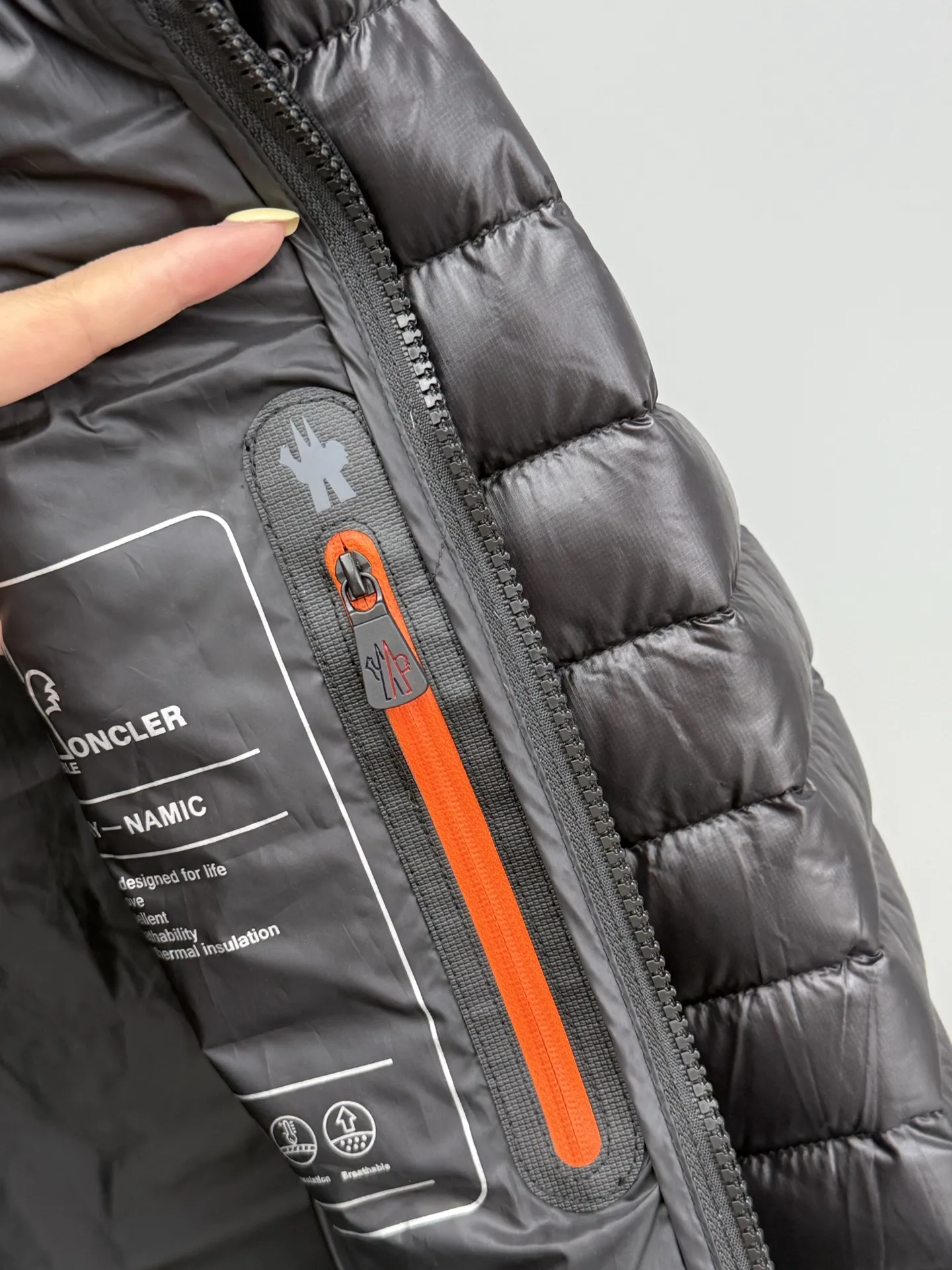 モンクレール カルラ ダウンジャケット ブラック フード付き - 画像 (5)