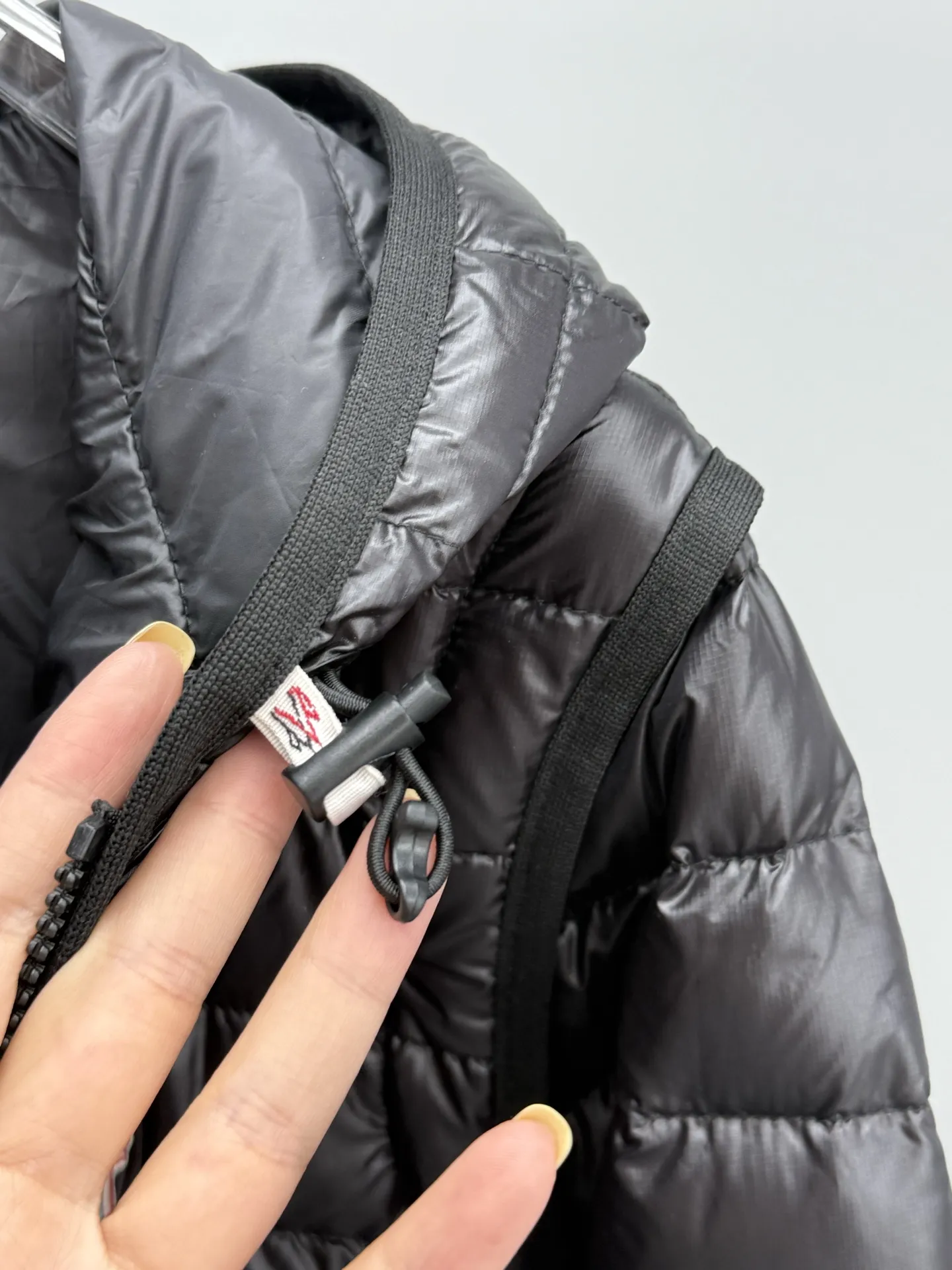 モンクレール カルラ ダウンジャケット ブラック フード付き - 画像 (6)