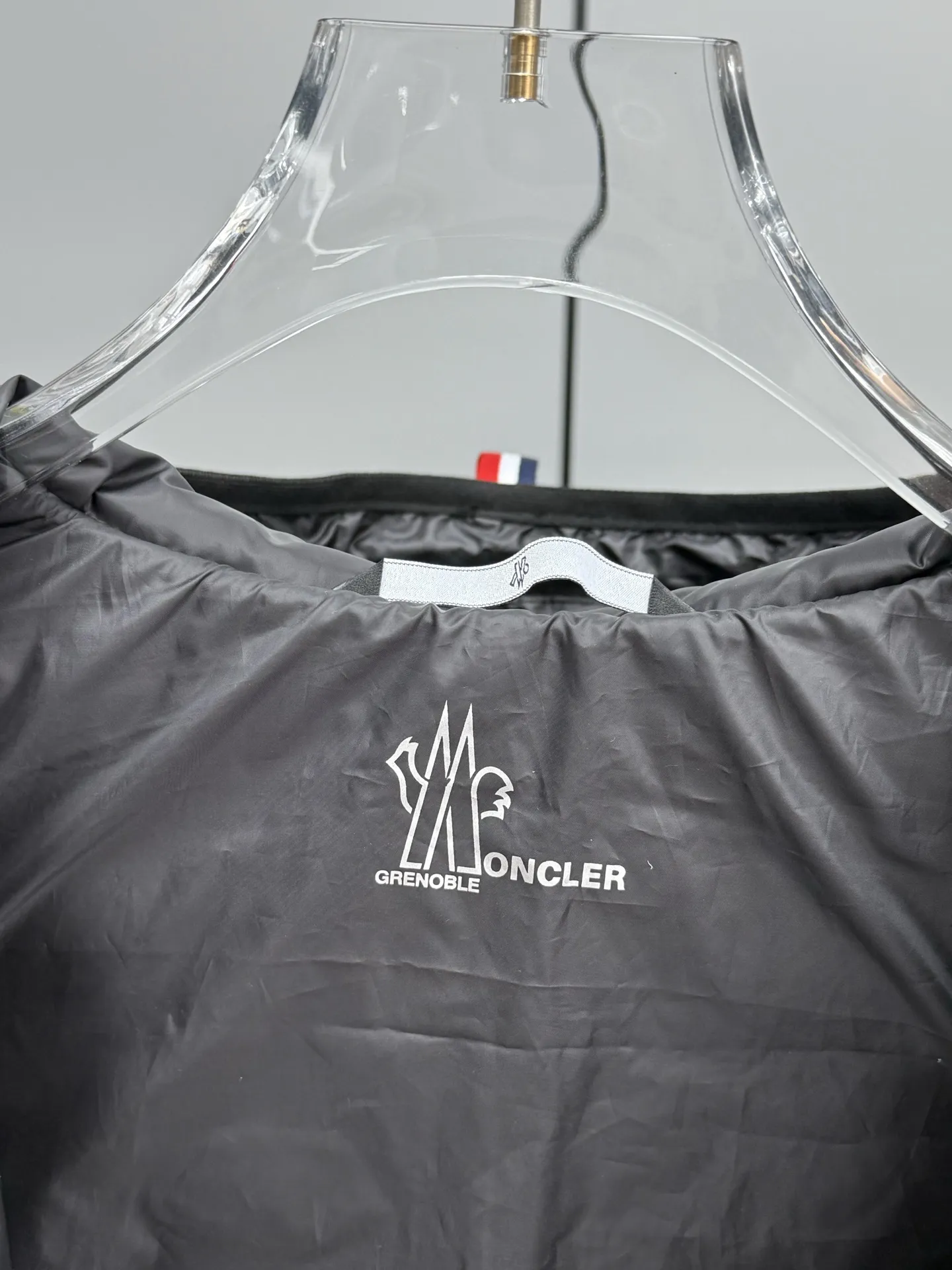 モンクレール カルラ ダウンジャケット ブラック フード付き - 画像 (7)