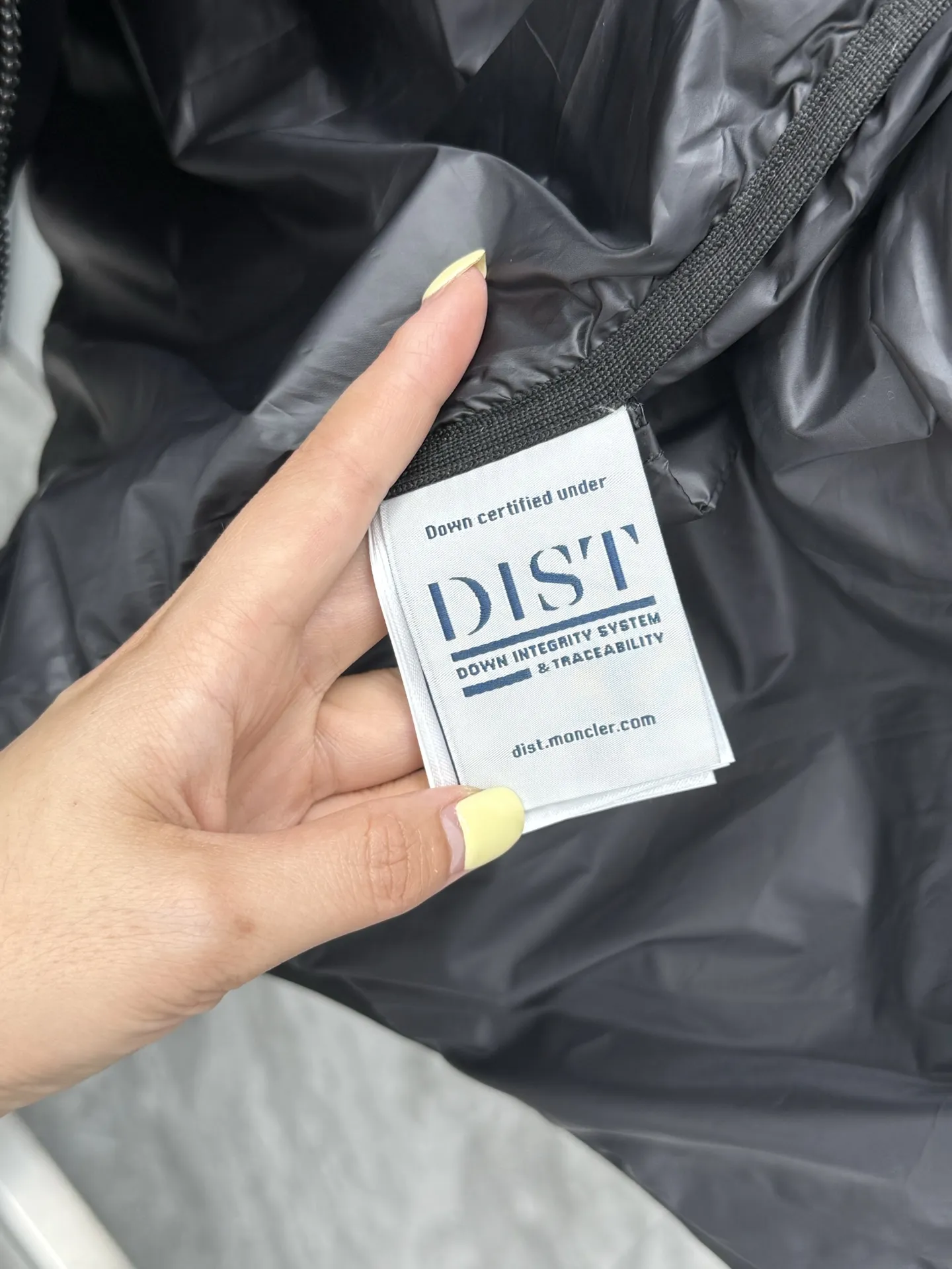 モンクレール カルラ ダウンジャケット ブラック フード付き - 画像 (8)