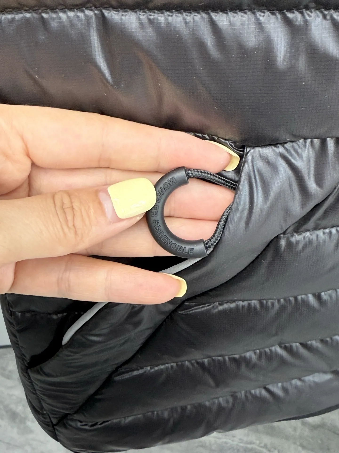 モンクレール カルラ ダウンジャケット ブラック フード付き - 画像 (9)