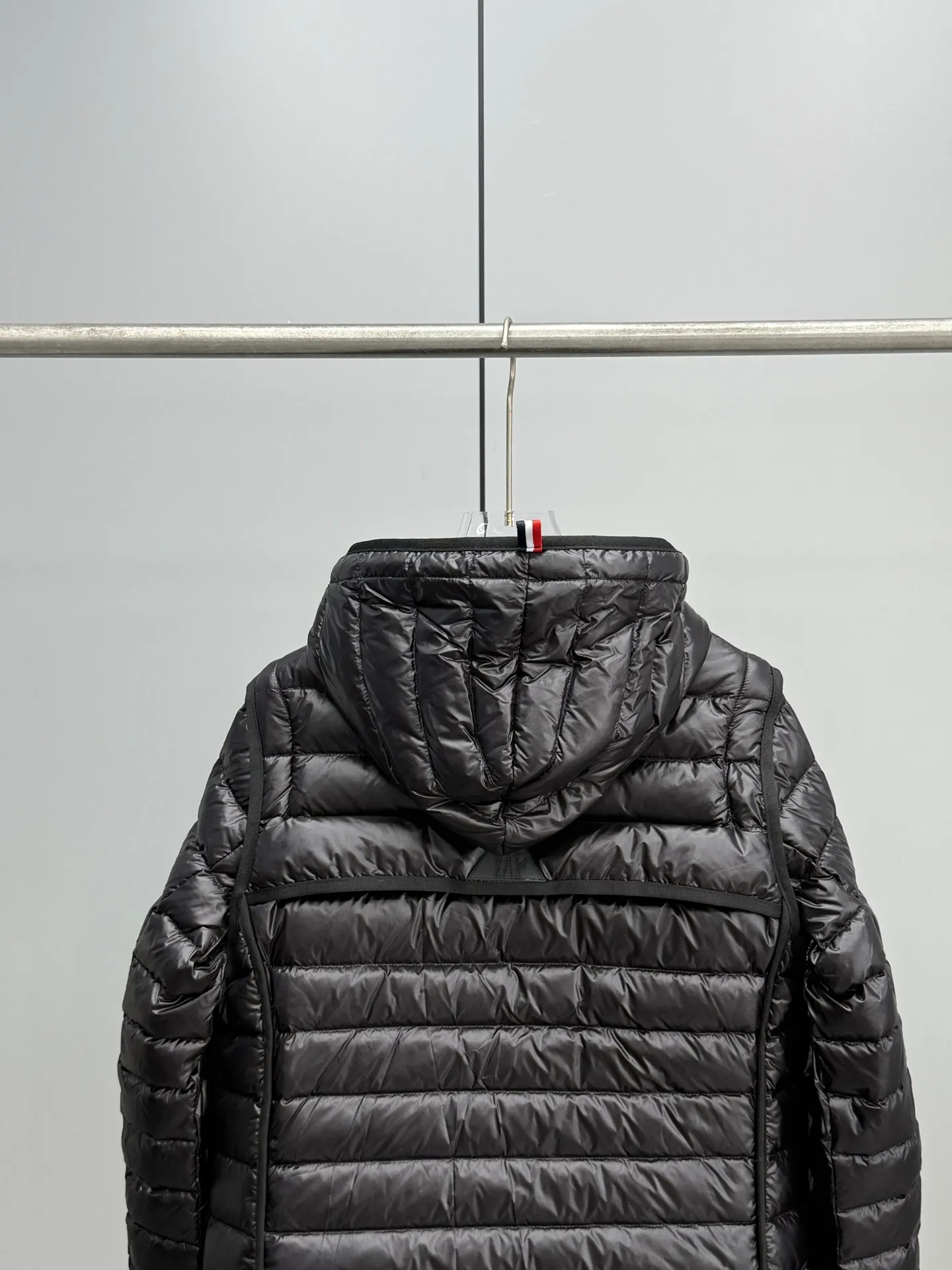 モンクレール カルラ ダウンジャケット ブラック フード付き - 画像 (10)