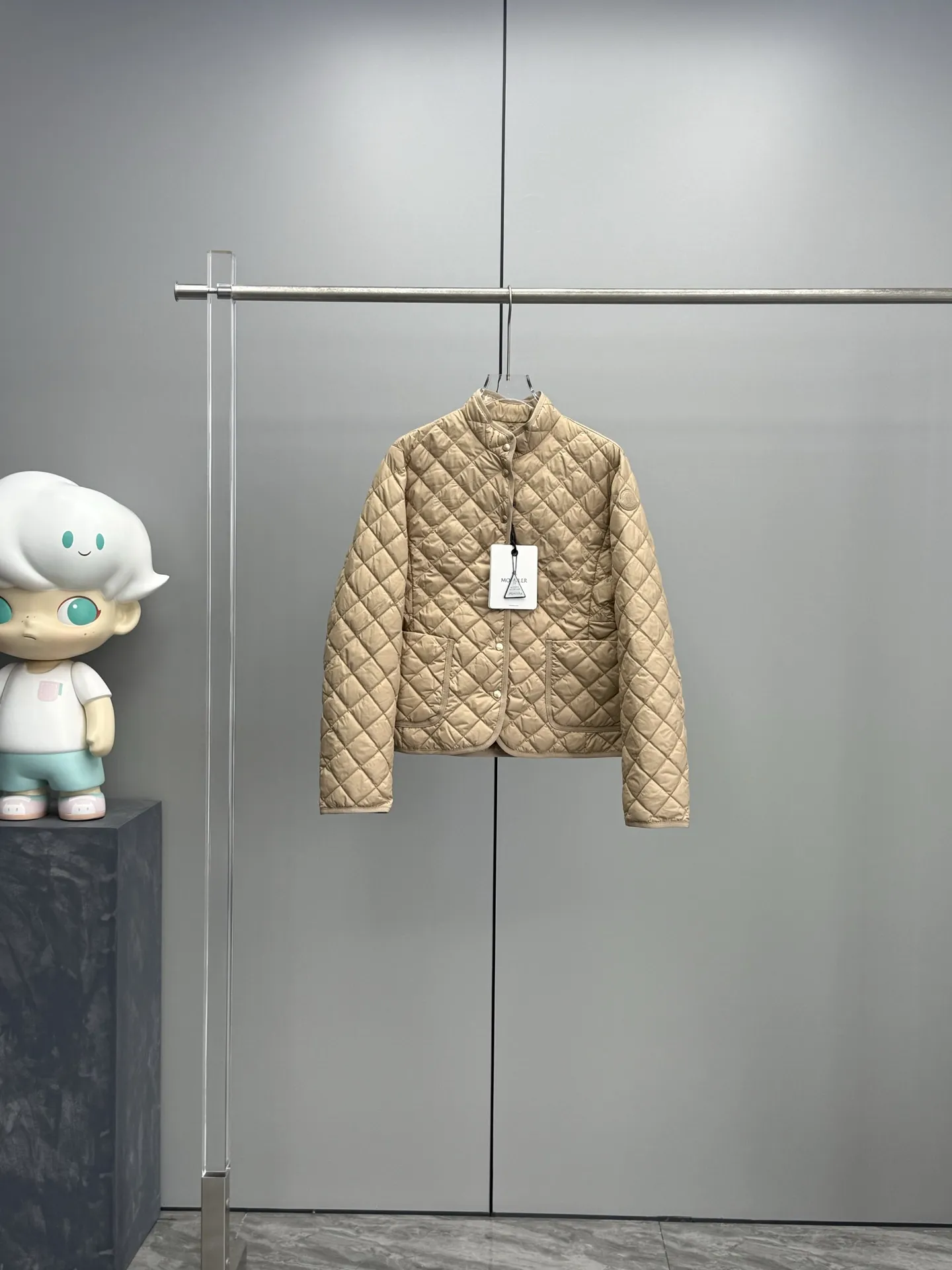 Moncler ひし形チェックのショート丈ダウンジャケットベージュ