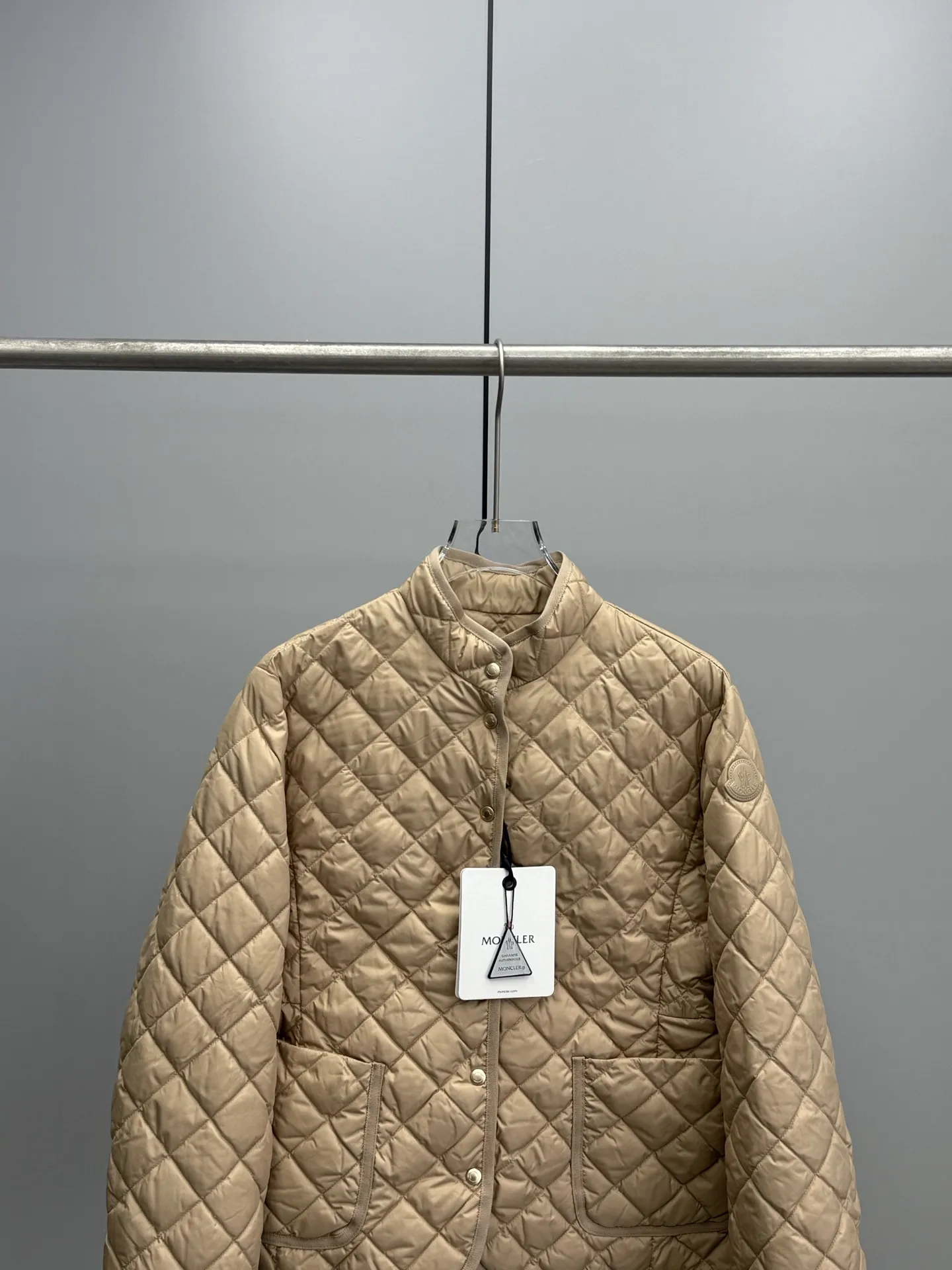 Moncler ひし形チェックのショート丈ダウンジャケットベージュ - 画像 (3)