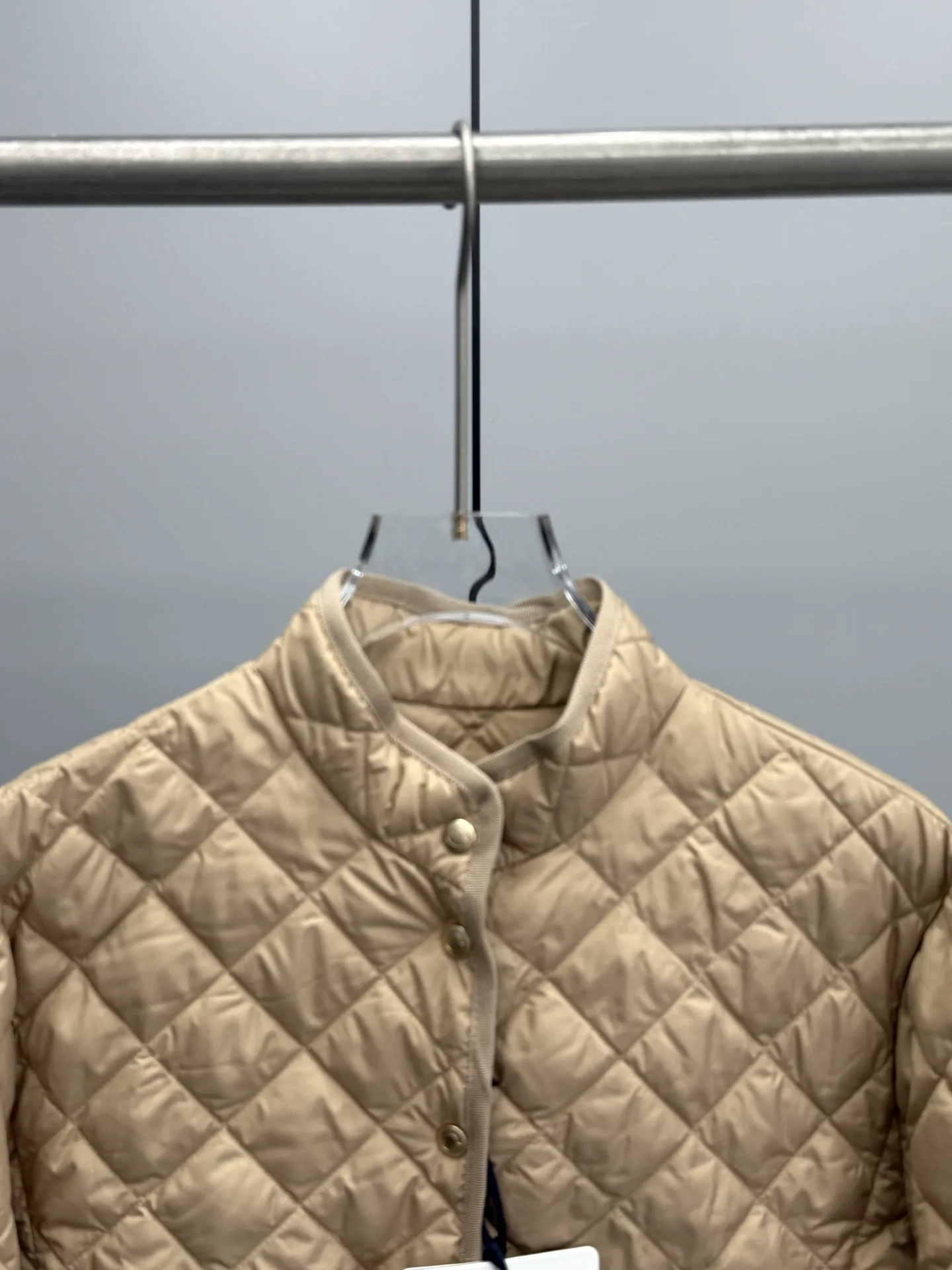 Moncler ひし形チェックのショート丈ダウンジャケットベージュ - 画像 (4)