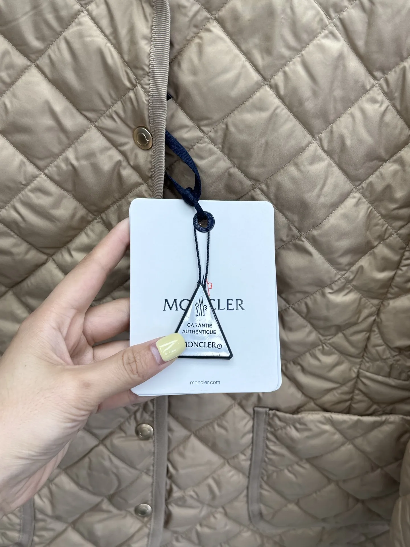 Moncler ひし形チェックのショート丈ダウンジャケットベージュ - 画像 (5)