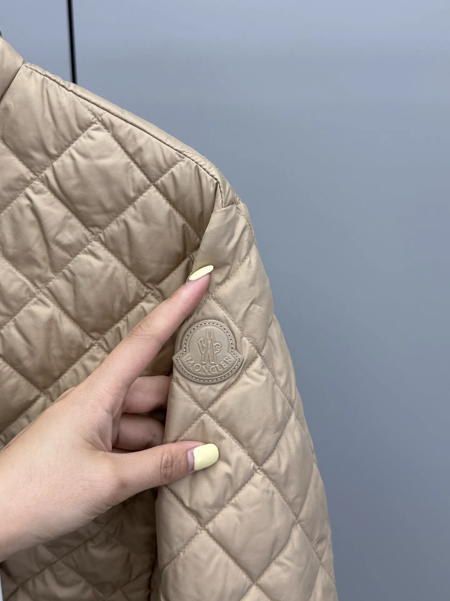 Moncler ひし形チェックのショート丈ダウンジャケットベージュ - 画像 (6)