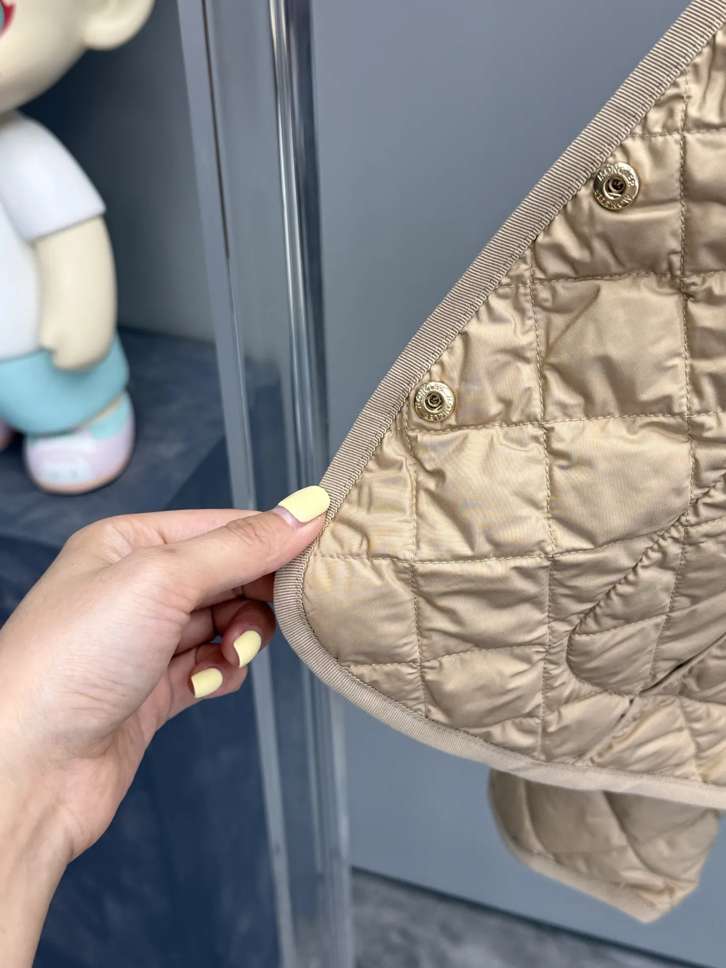 Moncler ひし形チェックのショート丈ダウンジャケットベージュ - 画像 (7)