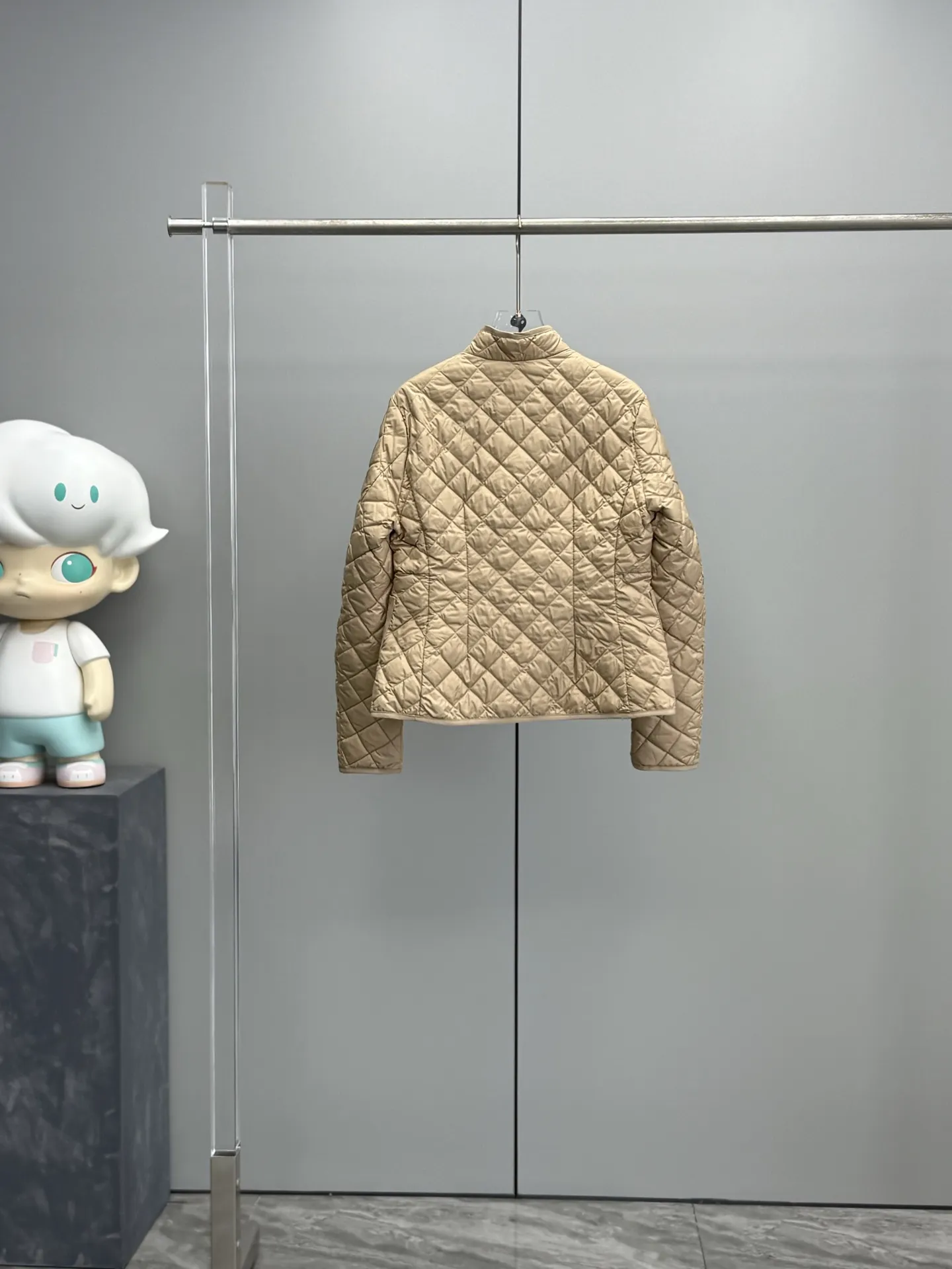 Moncler ひし形チェックのショート丈ダウンジャケットベージュ - 画像 (10)