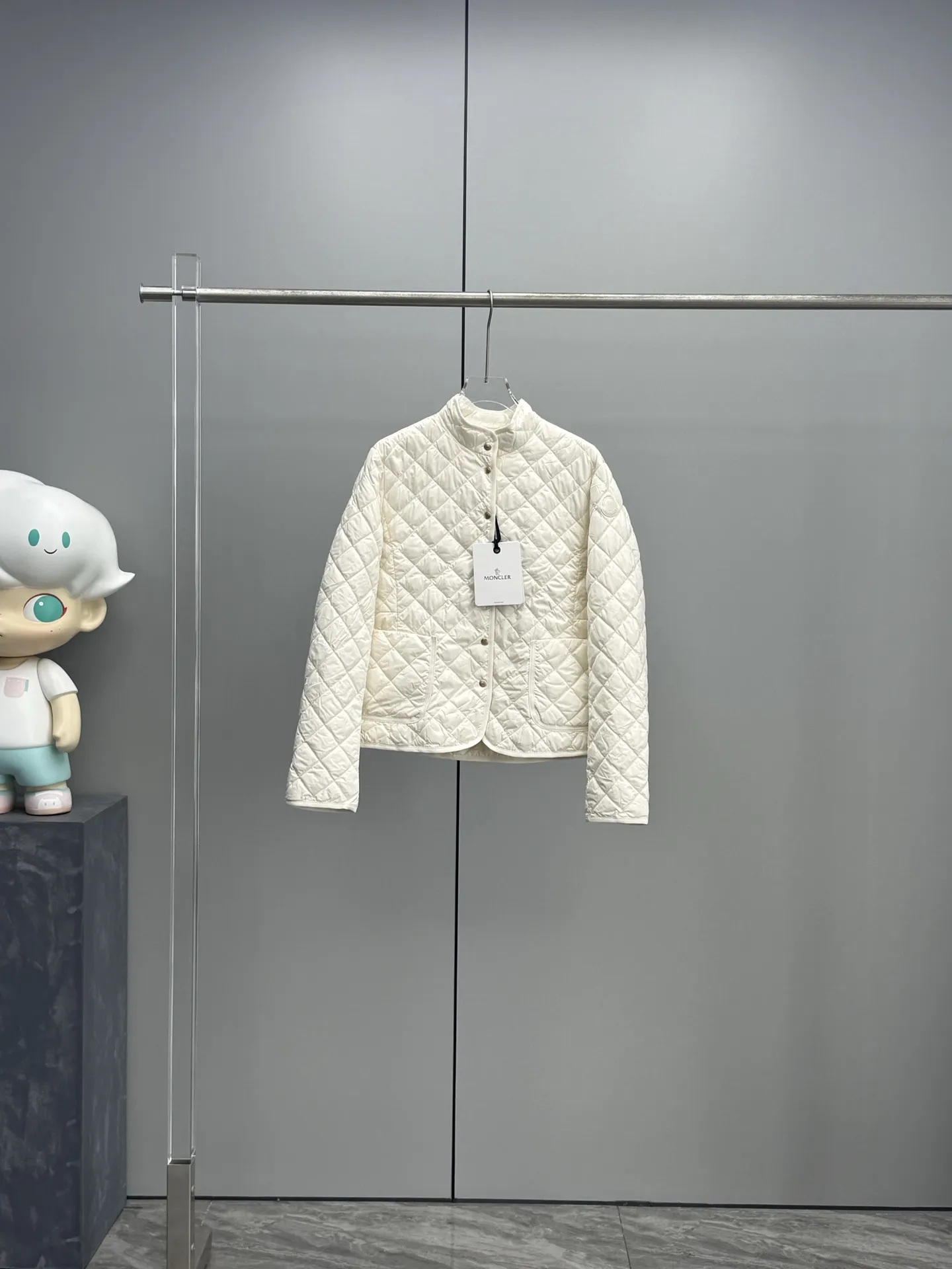 Moncler ひし形チェックのショート丈ダウンジャケットベージュ