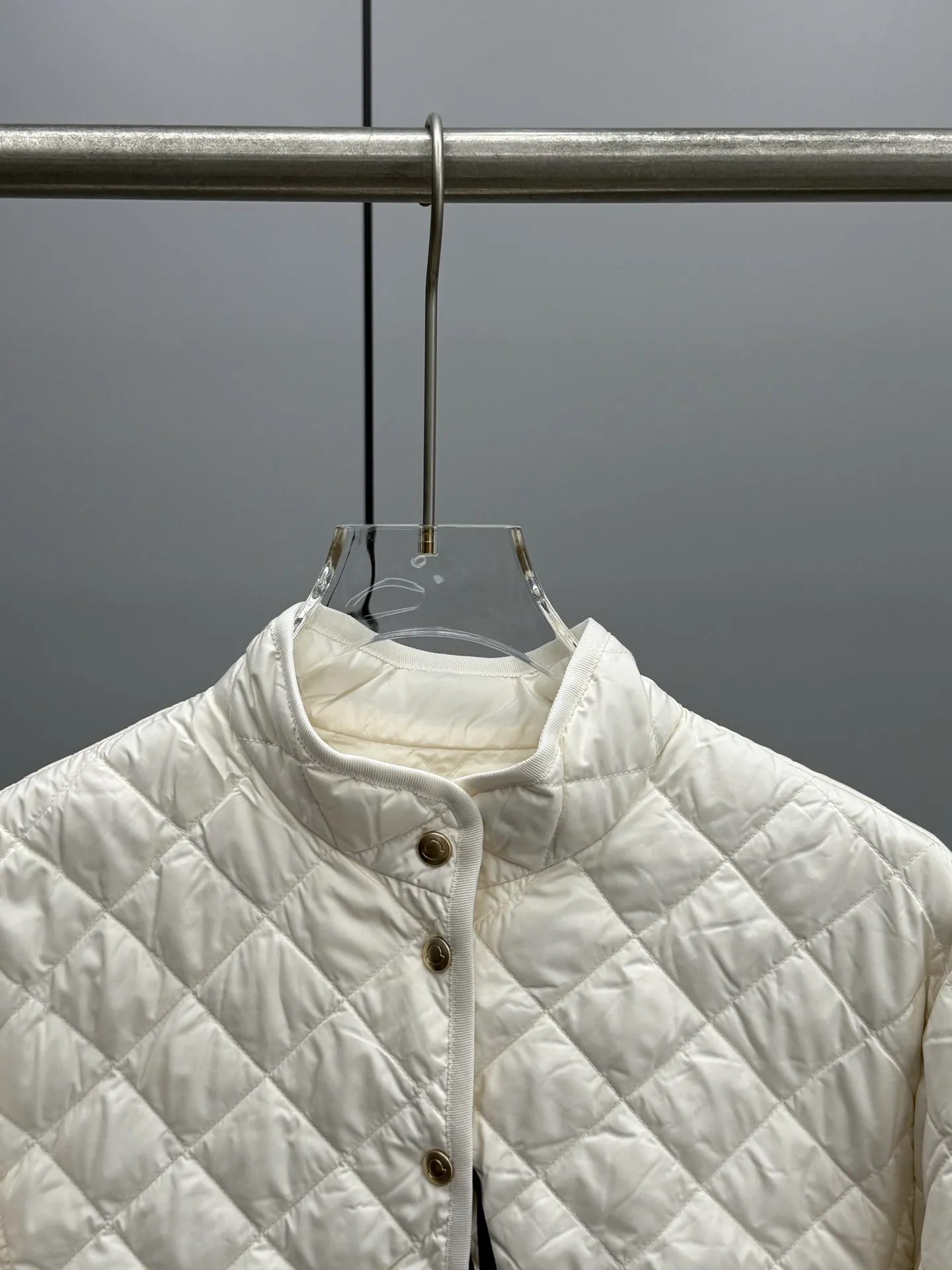 Moncler ひし形チェックのショート丈ダウンジャケットベージュ - 画像 (3)